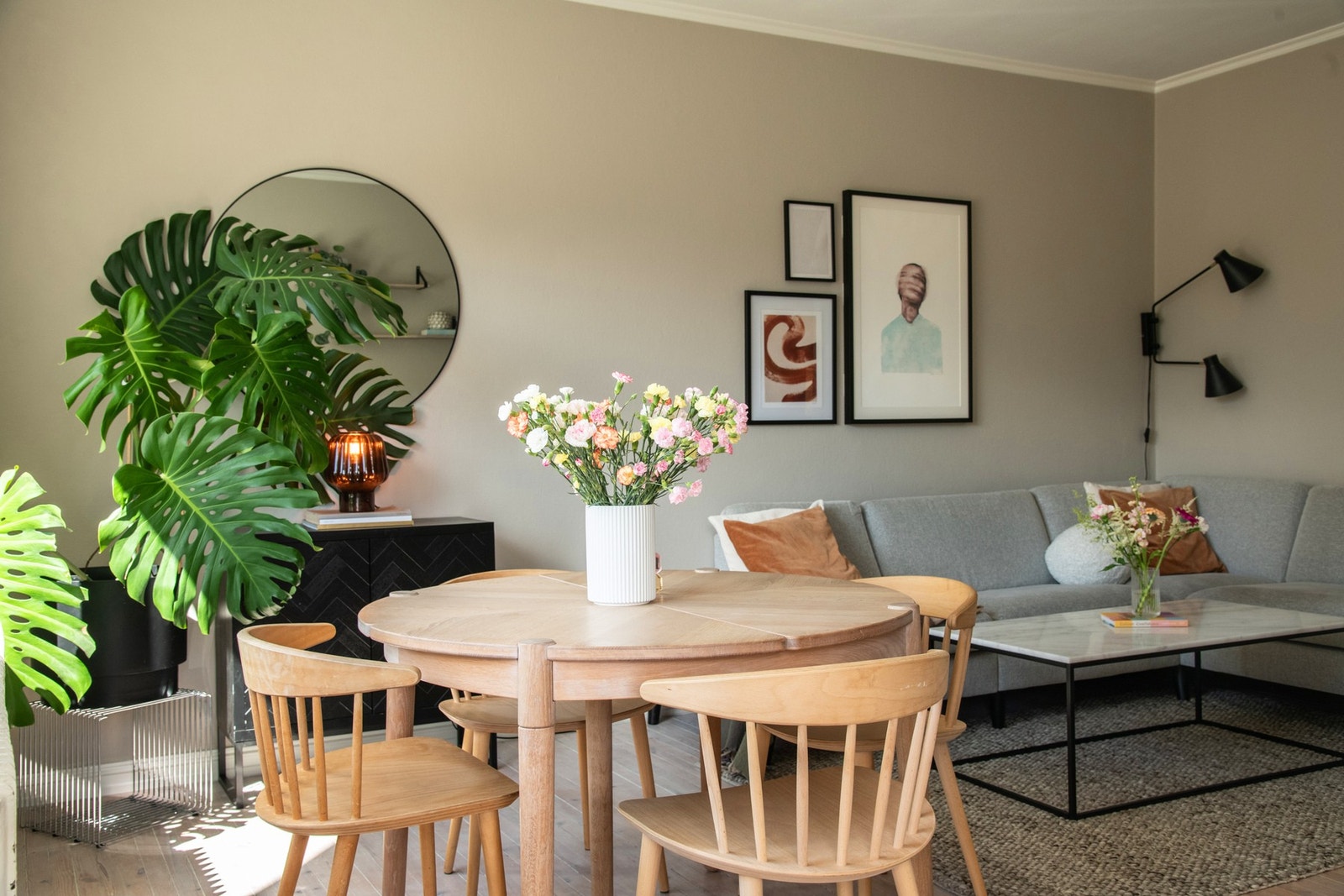 Stuen fremstår som lys, luftig og innbydende. Galleribilde