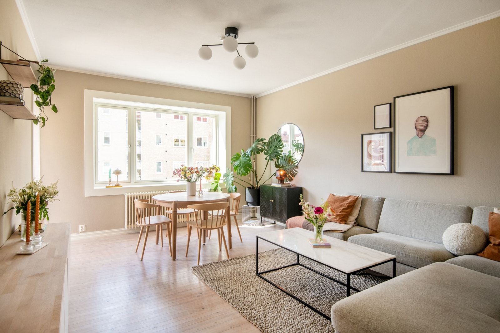 Dette er en populær og lys 2-roms endeleilighet med en frodig og sentral beliggenhet. Galleribilde