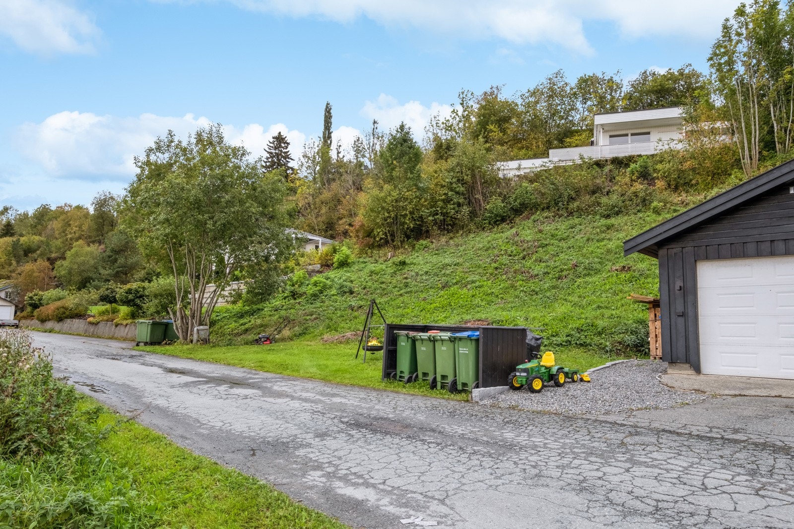 Det er ca. 1,5 km å gå/sykle til Stjørdal sentrum. Galleribilde