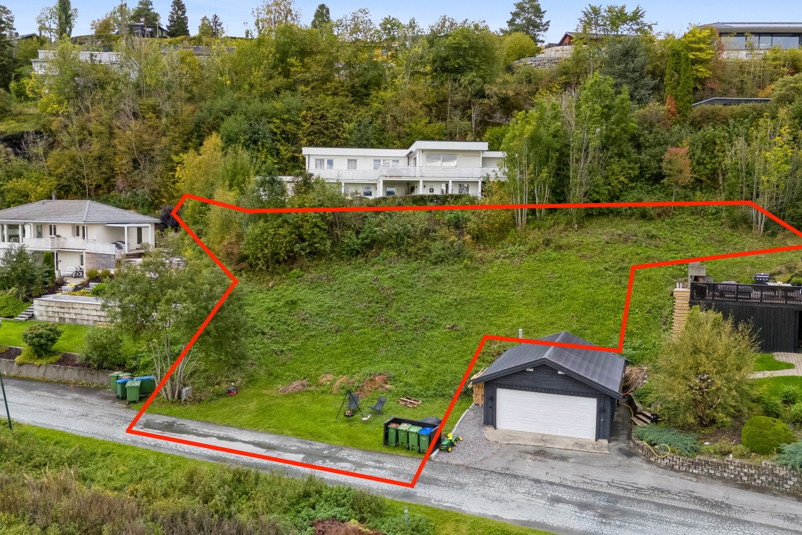 Her har man mulighet til å bygge seg en praktisk enebolig i et rolig strøk, men med gangavstand til både sentrum samt fasiliteter i nærområdet som skoler, barnehager, idrettsanlegg og turterreng. Galleribilde