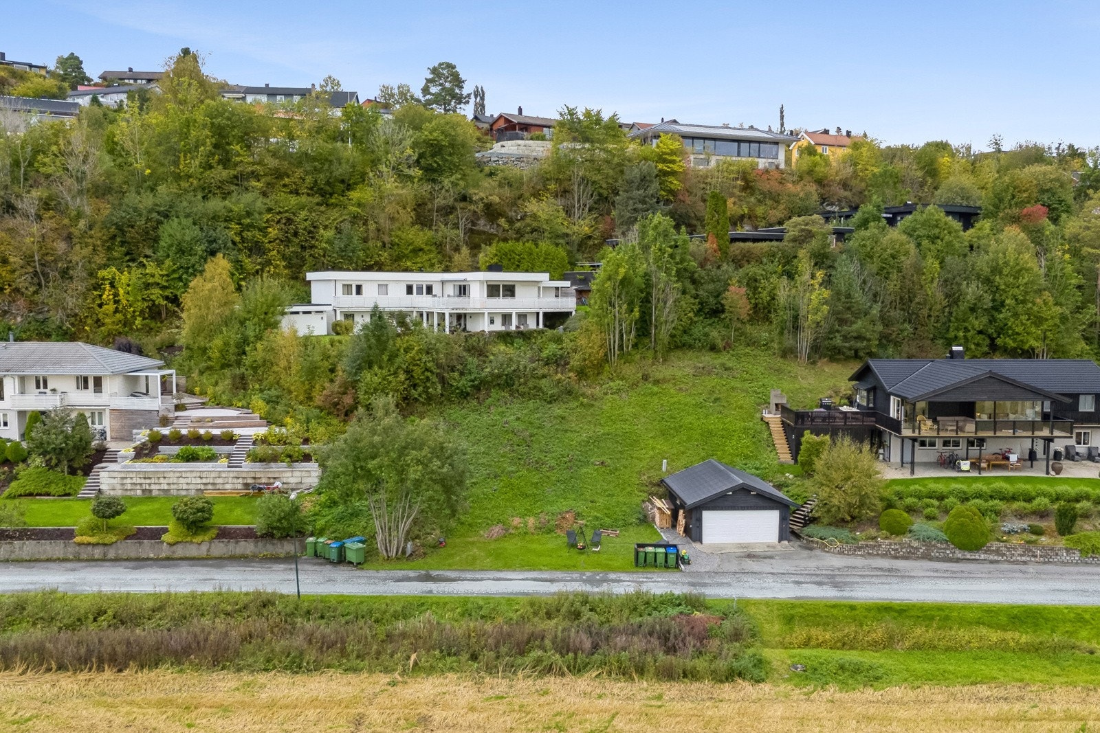 Tomten ligger fint til i feltet. Her har man gode solforhold hele dagen fra tidlig formiddag fram til kveld ca. 21:00 på sommerstid. Galleribilde