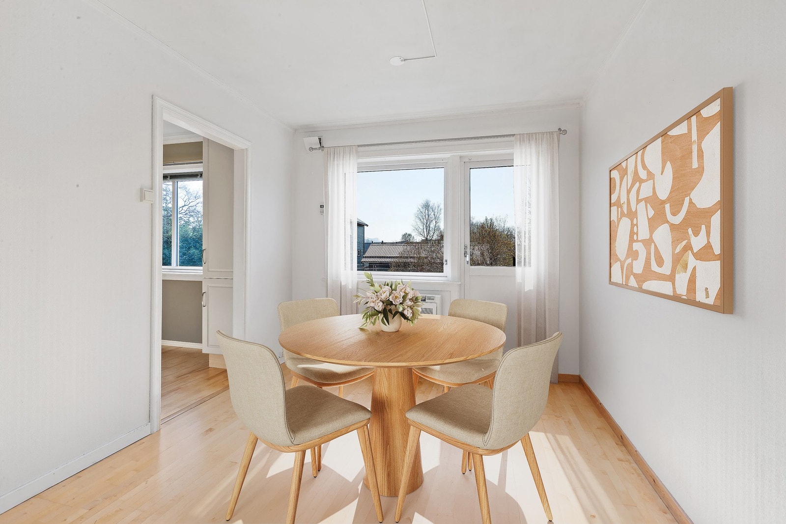 Plass til spisebord rett ved kjøkken. Galleribilde