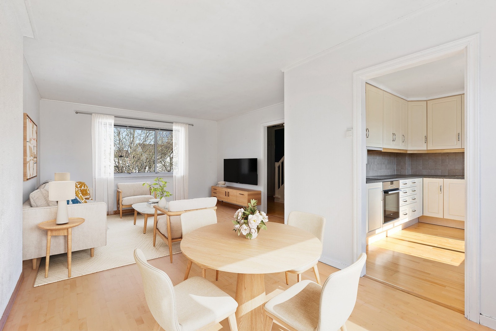 Stue med spiseplass og kjøkken inn til høyre. Galleribilde