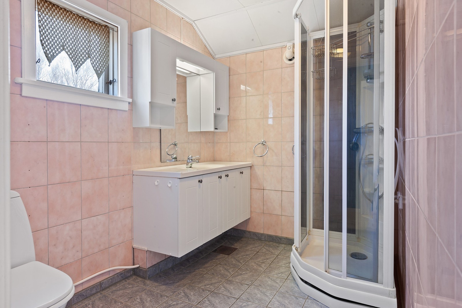 Badet er funksjonelt, men kanskje ikke en helt moderne fargepallett :-) Galleribilde