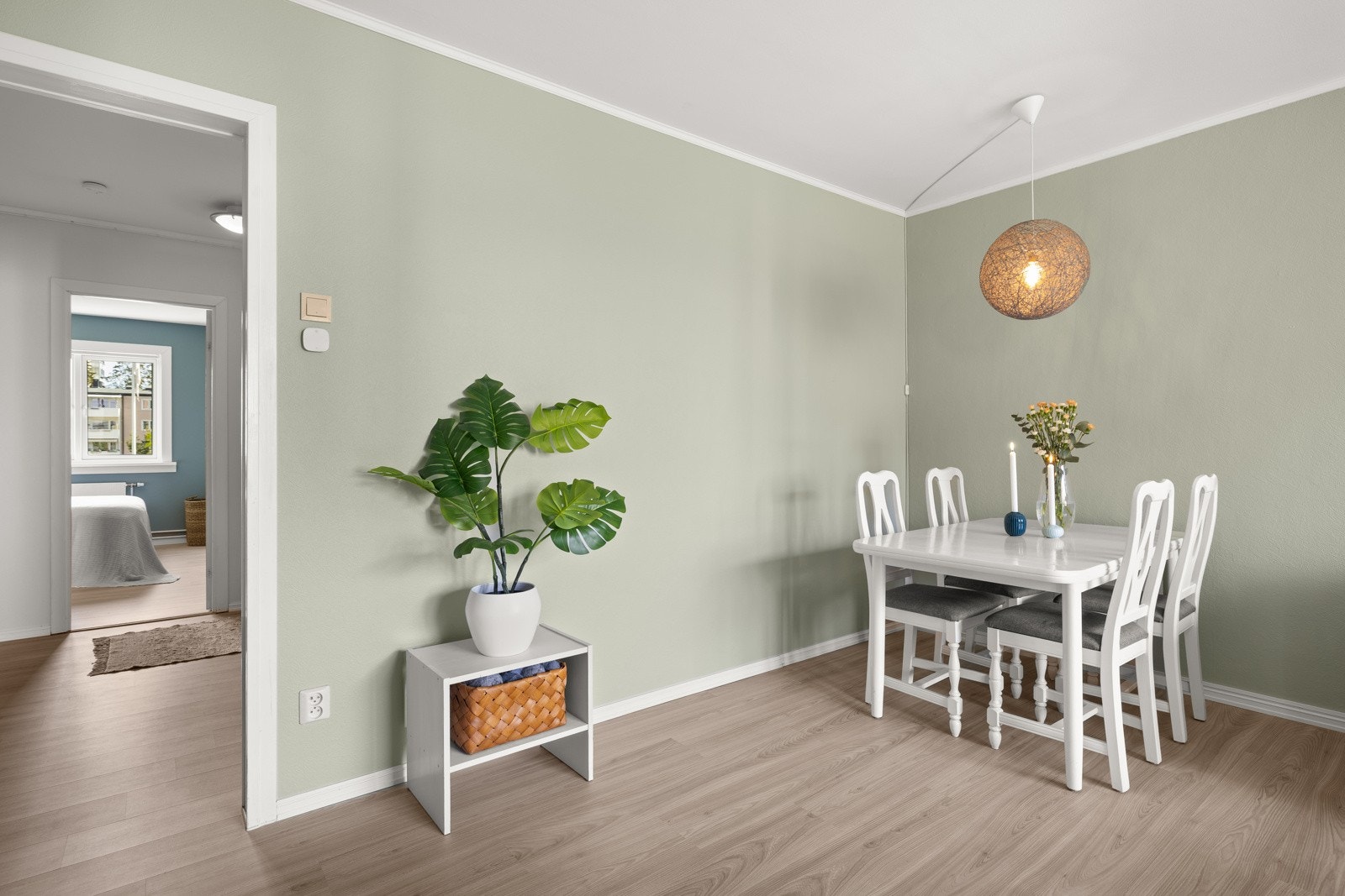 I stuen får du god plass til å innrede med et spisebord. Galleribilde