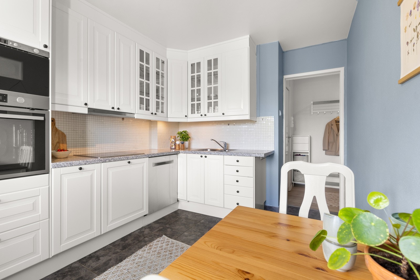 Pent, romslig kjøkken med god plass til spisebord. Galleribilde