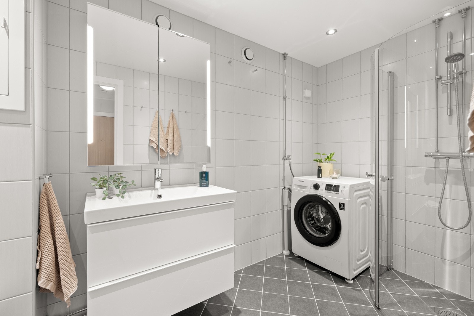 Stort, utvidet baderom som ble oppusset i regi av borettslaget i 2014. Galleribilde