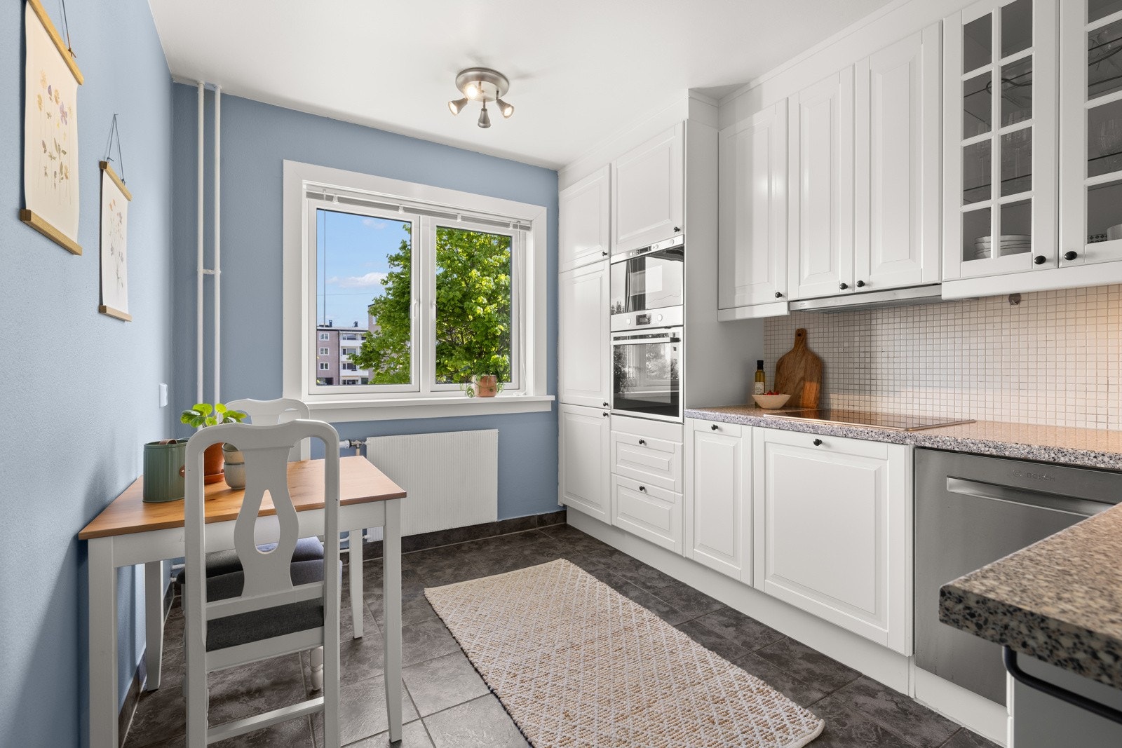 Det er integrert kjøl/fryseskap, oppvaskmaskin, platetopp, micro og stekeovn. Galleribilde