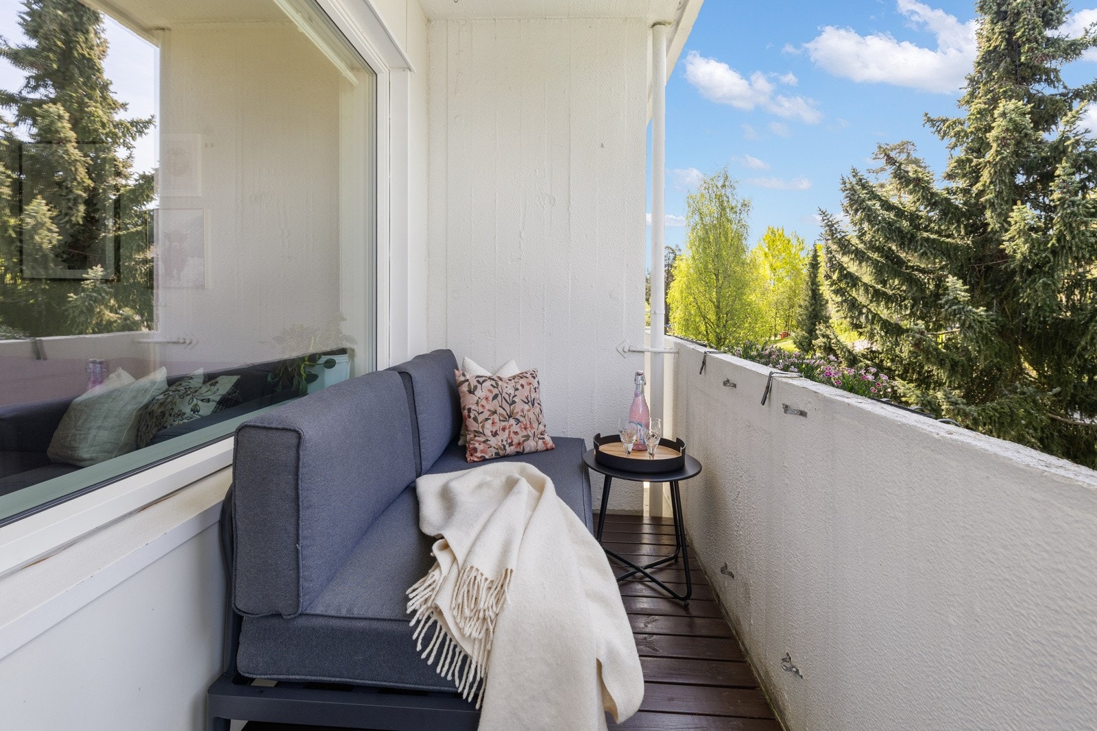 Fra stuen har du direkte utgang til en solrik vestvendt balkong på ca. 3,8 kvm. Galleribilde