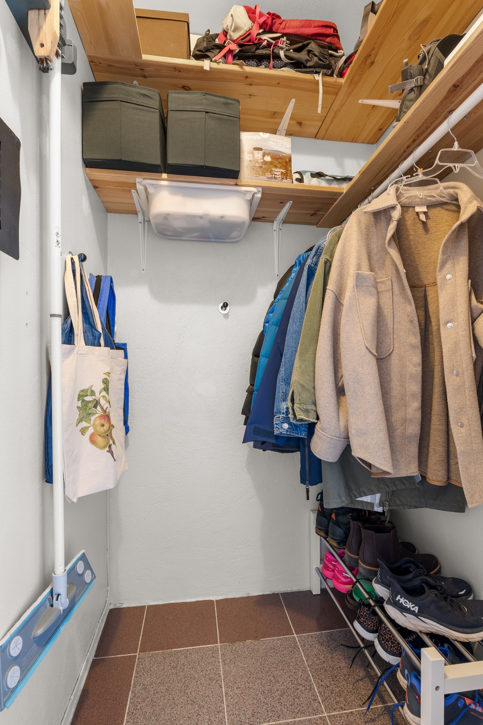 Praktisk, innvendig bod i tilknytning til entréen. Galleribilde