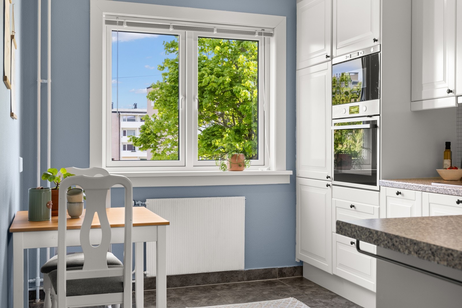 Kjøkkenfronter og kjøl/fryseskap ble skiftet i 2020. Galleribilde