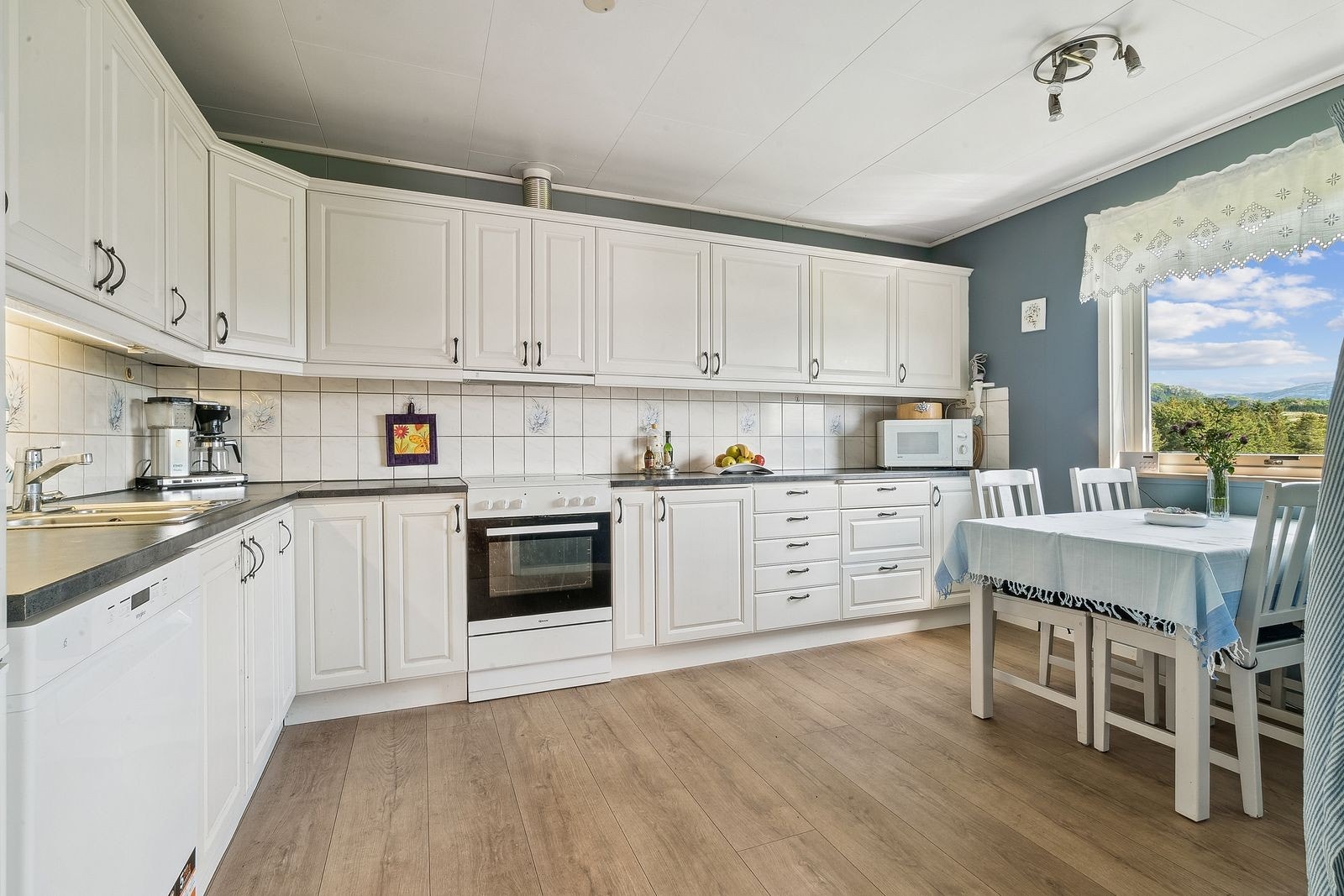 Rikelig med benk- og skapplass. Flis mellom over- og underskap. Galleribilde