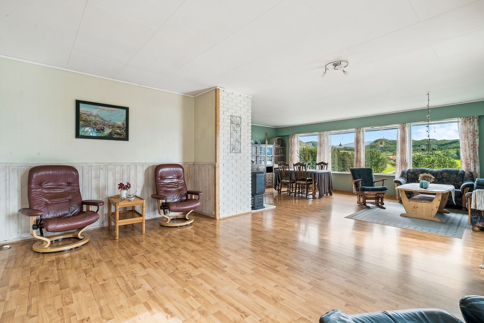 Godt med gulvareal i stuen, og spisestuen er av nåværende eier naturlig plassert i nær tilknytning til kjøkkenet og utsikten. Galleribilde