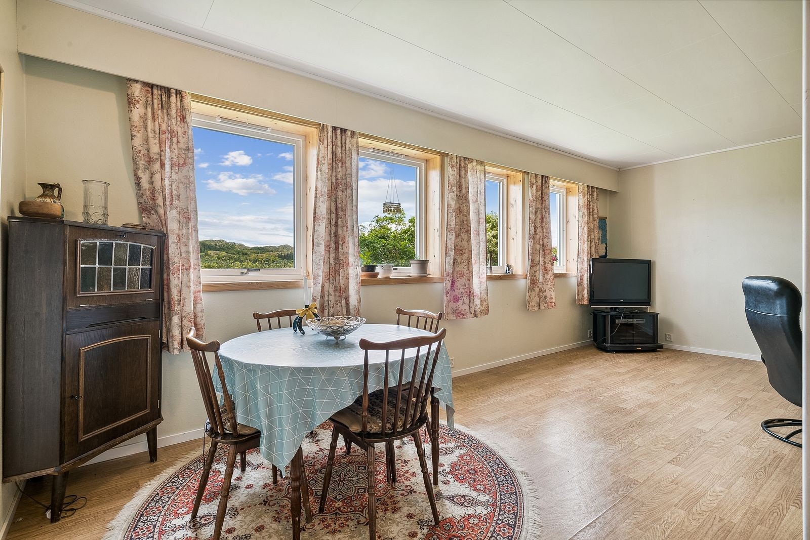 Stor stue med masse lys fra flere vindusflater. Galleribilde