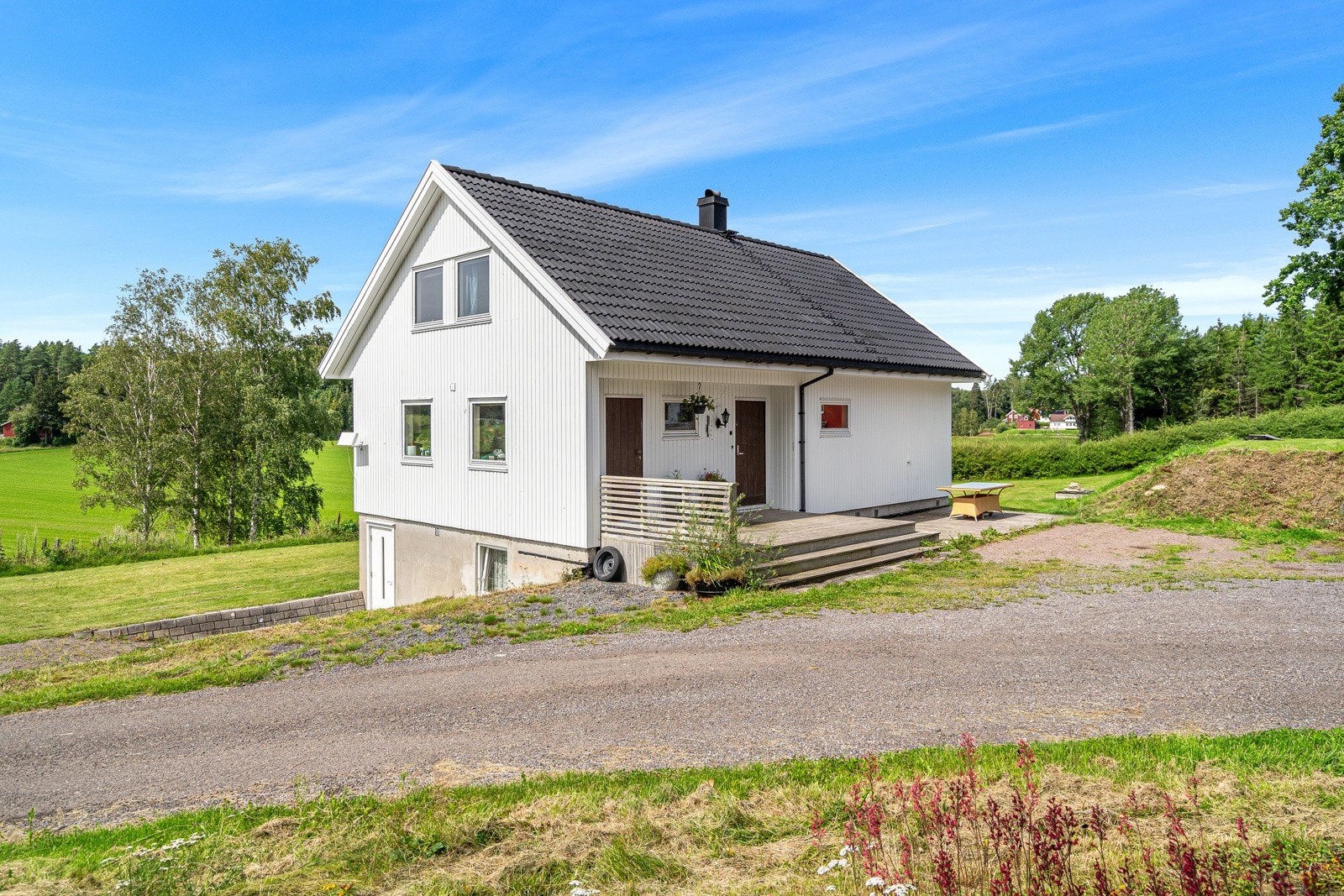 Utvendig er det foretatt takfornying og hele bygningen er utvendig malt opp i senere tid Galleribilde