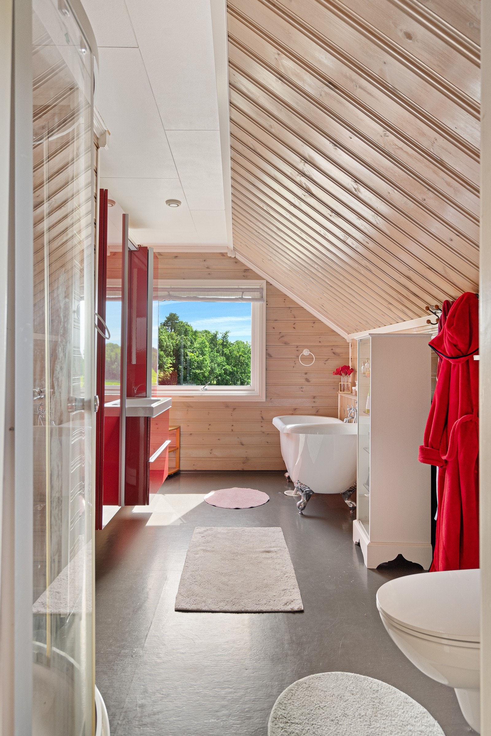 Komplett baderom med dusjkabinett og badekar Galleribilde