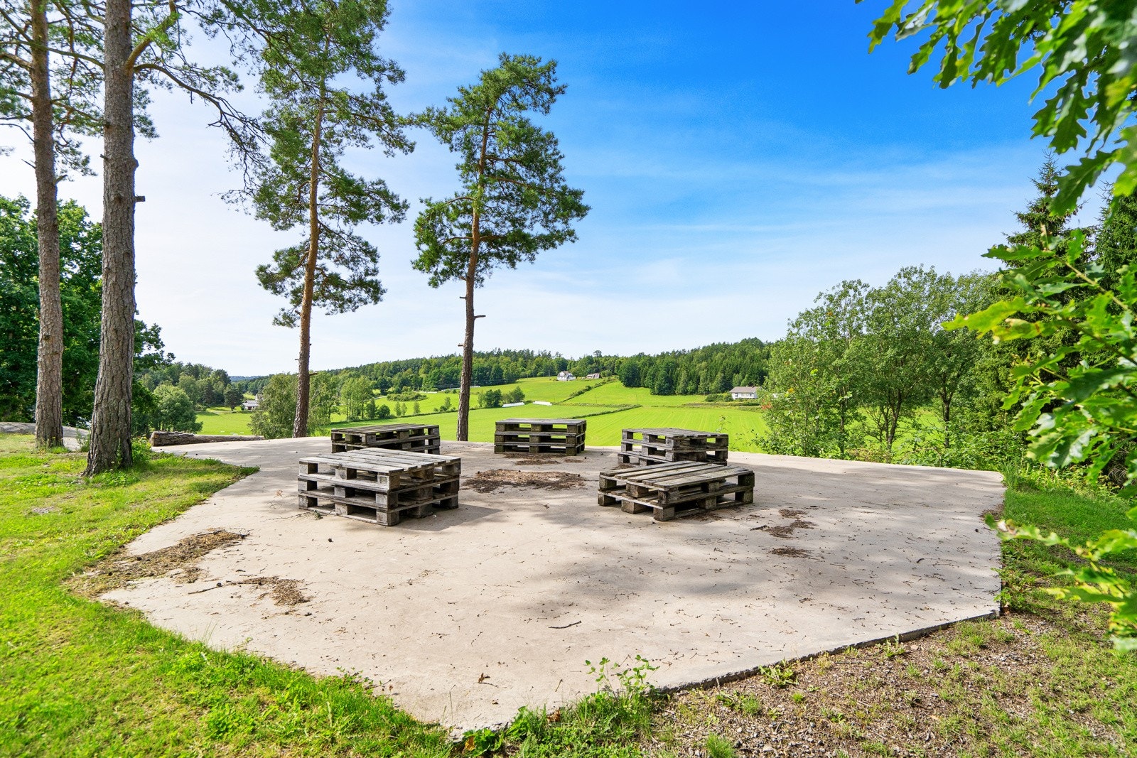 Stor støpt såle tilrettelagt for større lavo - evt bålplass e.l. Galleribilde