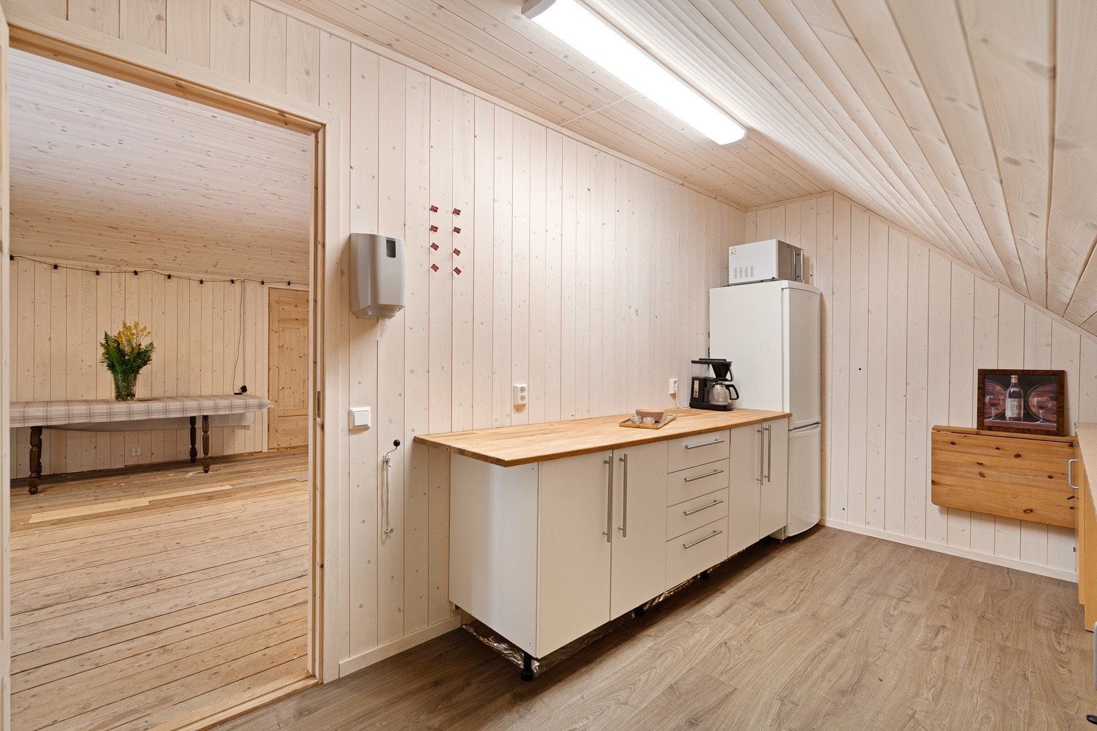 Innredet kjøkken med mye praktiske løsninger for større selskaper Galleribilde