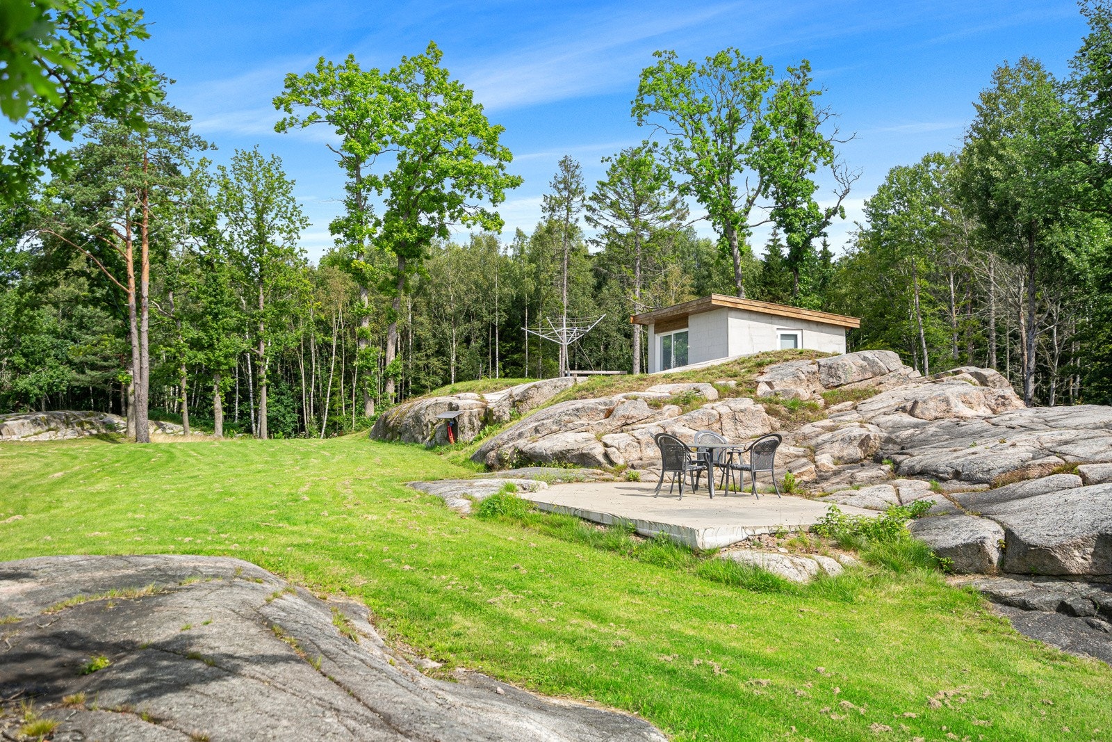 Renskurte svaberg og mengder av boltreplass for store og små på kollen Galleribilde