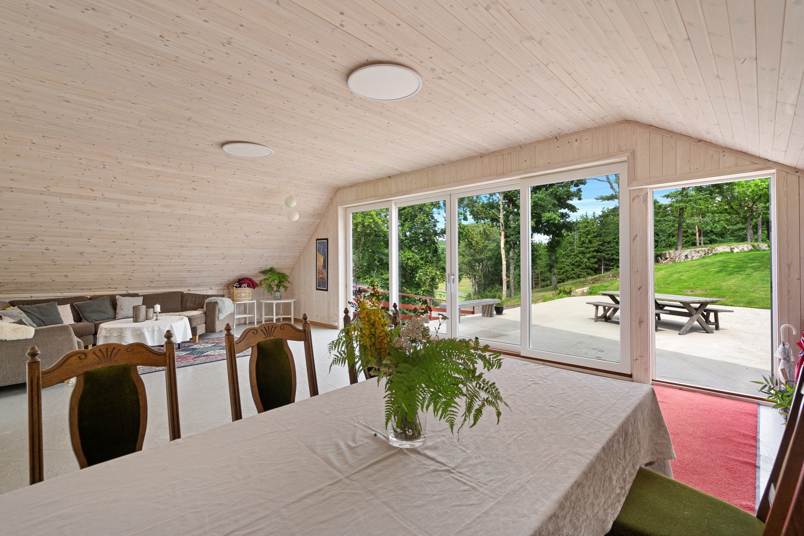 Store skyvedører mot uteplassen - kan åpnes og skyves til siden Galleribilde