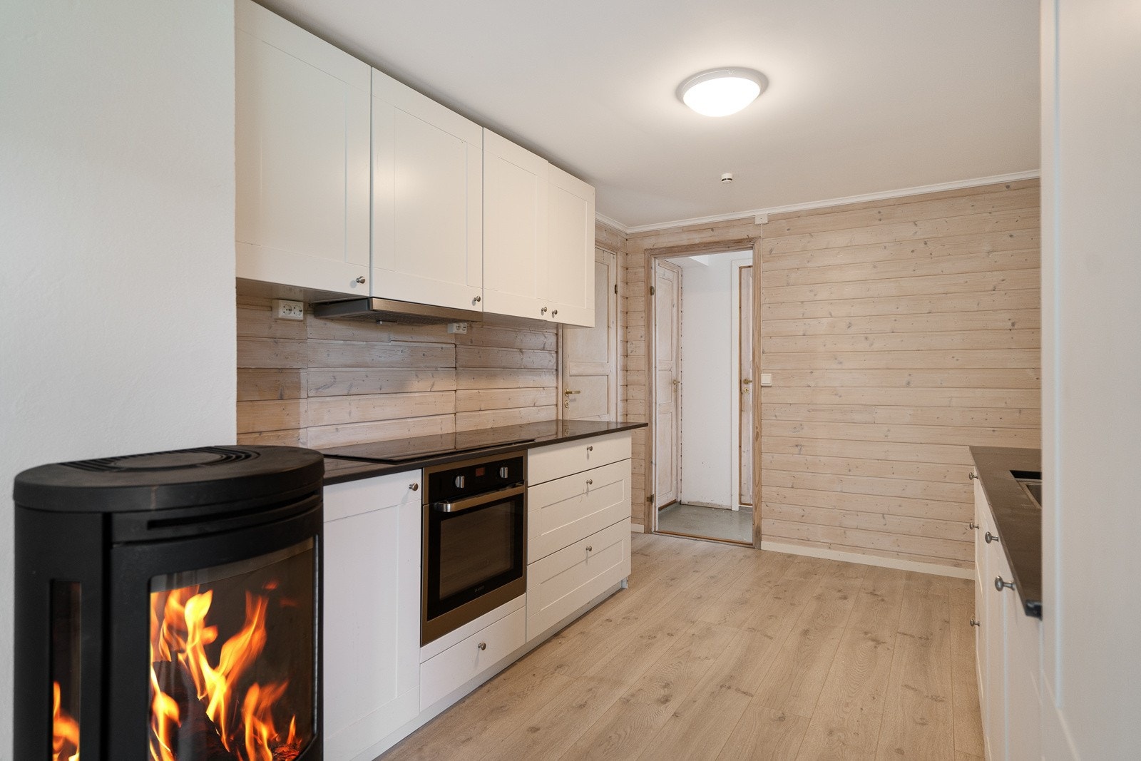 Hybelen består av nyere kjøkken, bad, soverom og stue. Hybelen er ikke søkt godkjent, og rommene er ikke omsøkt fra tilleggsdel til hoveddel (varig opphold). Galleribilde