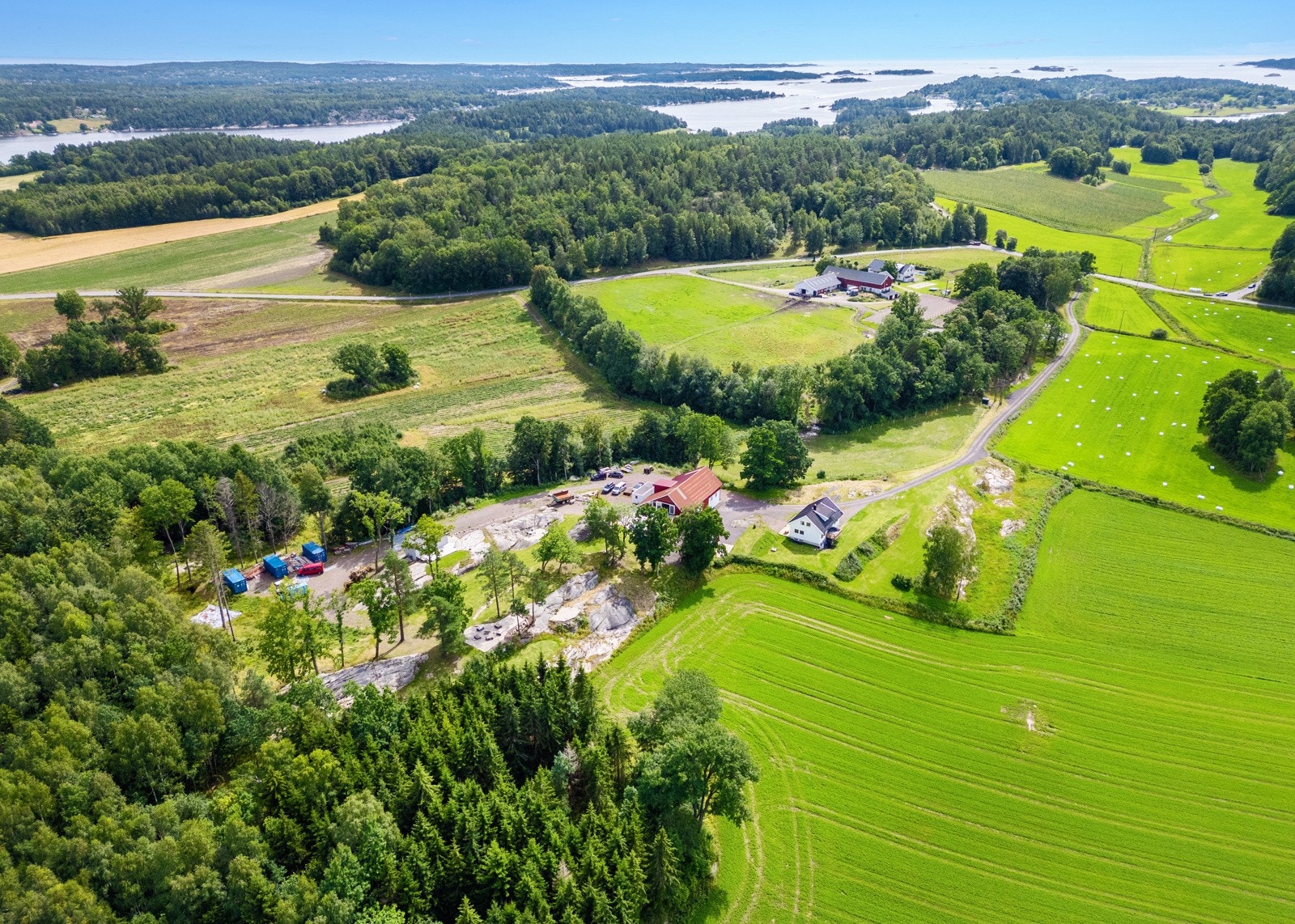 Sjøen sees i øverst i bildet - kun få minutter til nærmeste badeplass i Bogen Galleribilde
