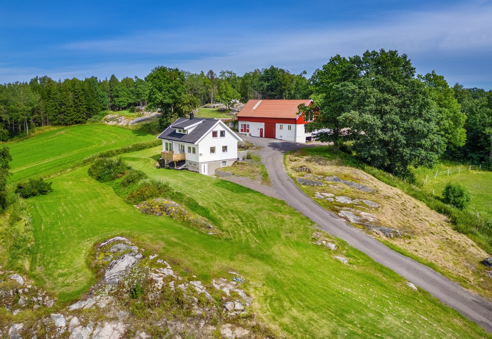 Velkommen til denne svært flott beliggende og komplette småbrukseiendommen! Galleribilde
