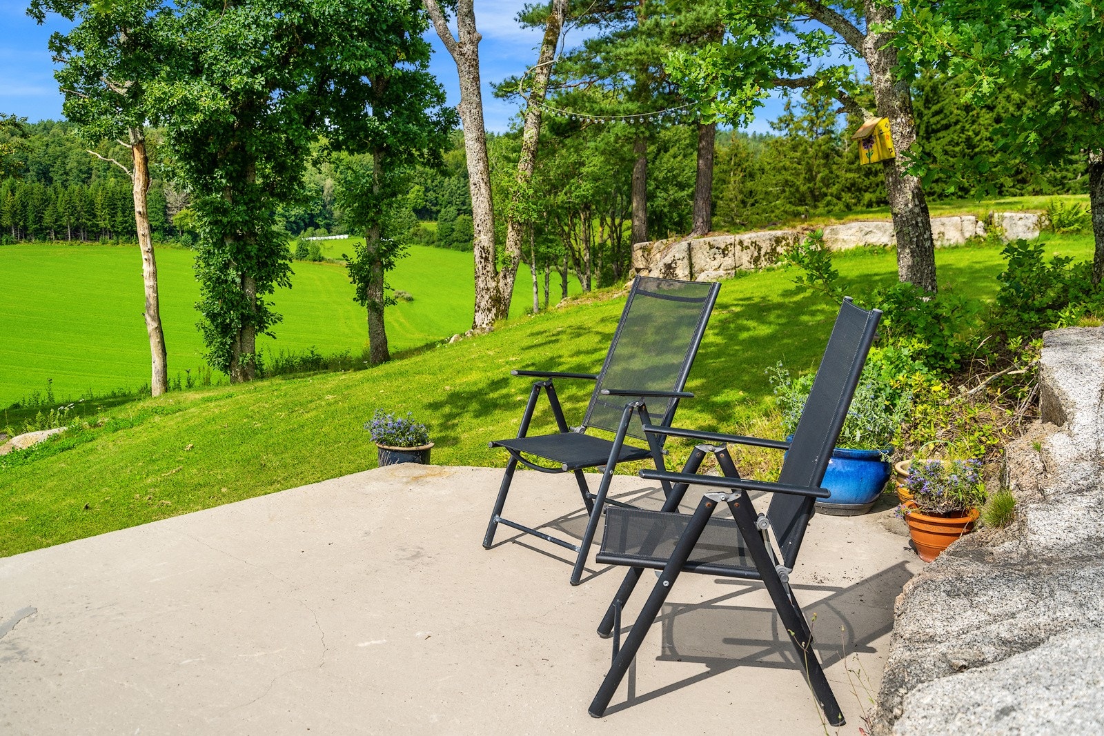 Det er etablert flere støpte uteplasser rundt på området/kollen Galleribilde