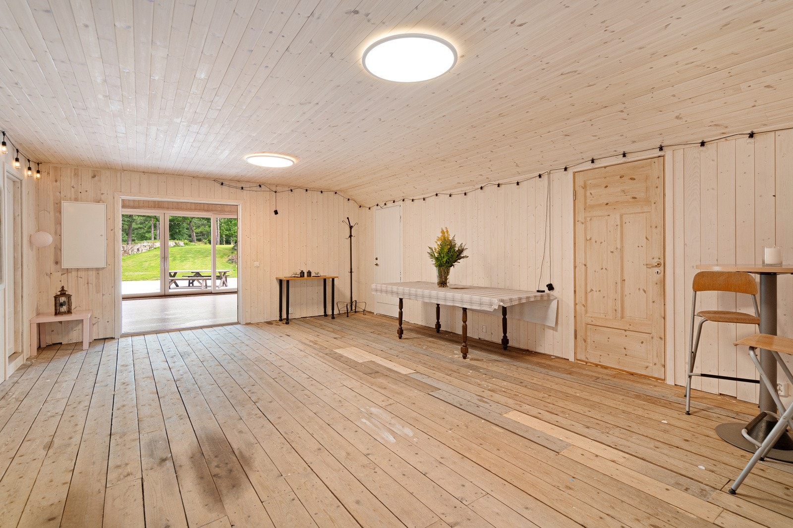 Mellomgang/anretningsrom med adkomst til lager, kjøkken, bad/toalett og gjesterom. Det gjøres oppmerksom på at ingen av rommene er omsøkt til varig opphold. Galleribilde