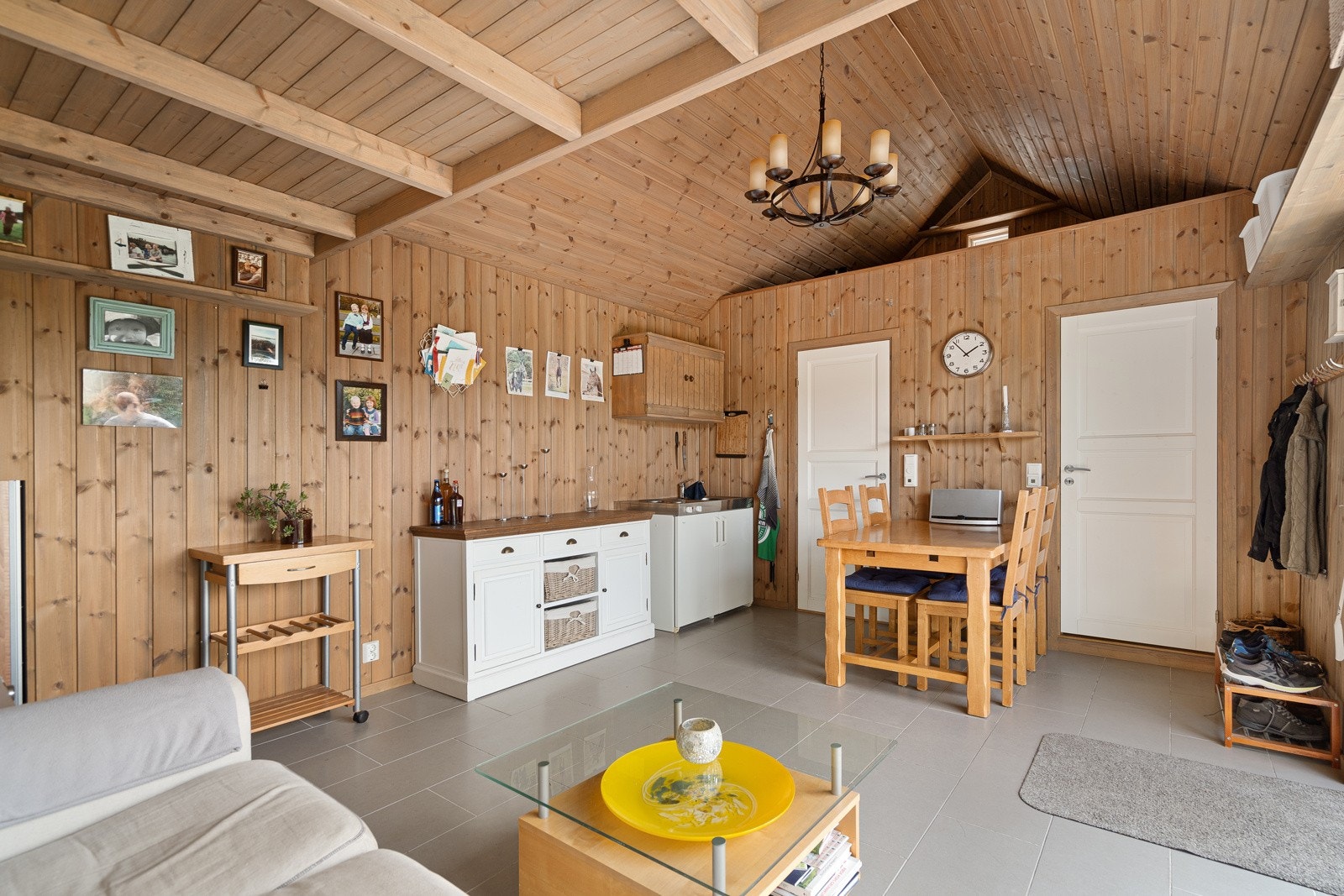 Flott innredet med stor takhøyde, hems og kjøkken, bad og soverom. Bygningen er ikke omsøkt og rommene er således ikke godkjent for varig opphold. Galleribilde