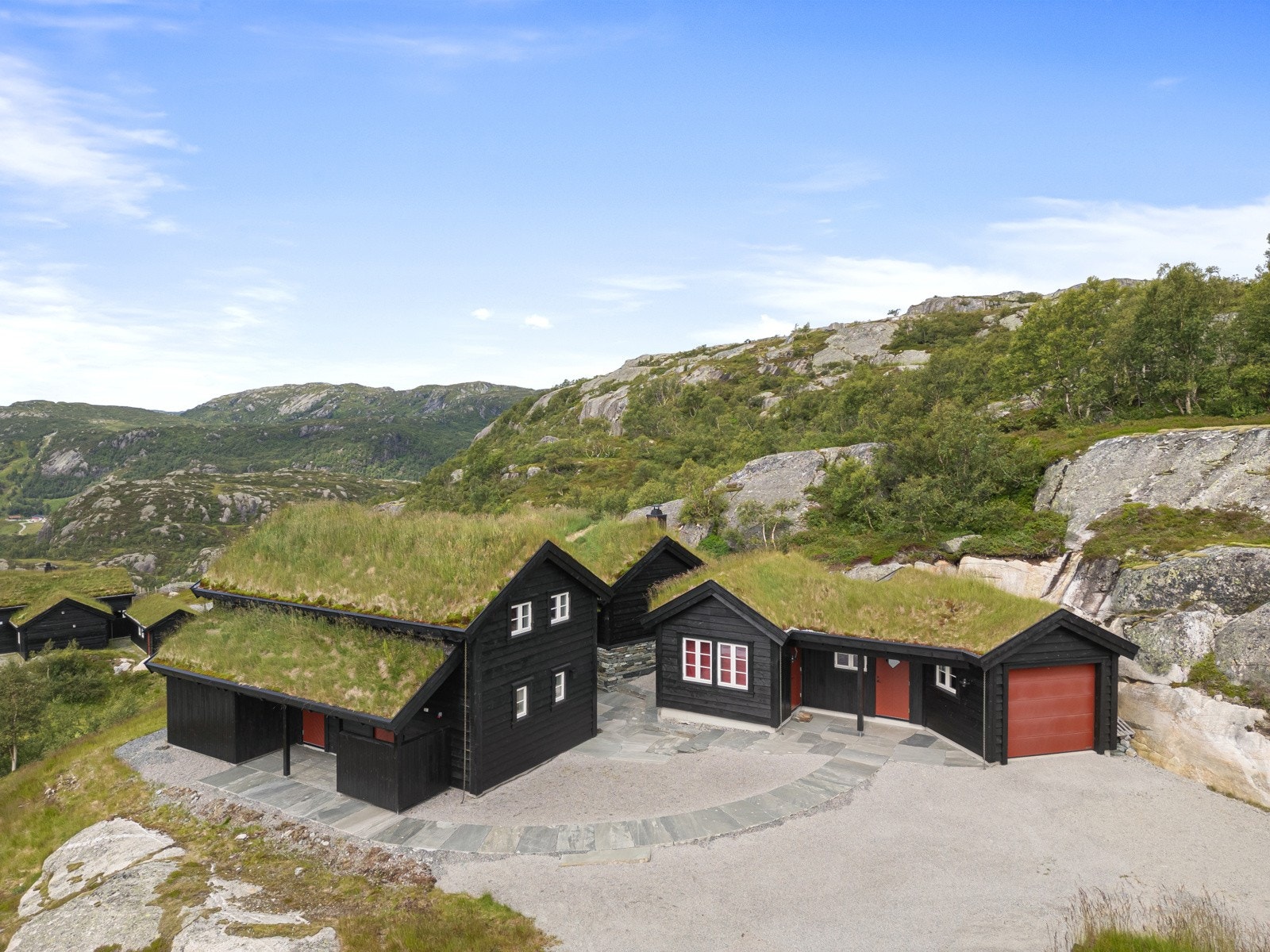 Det er plass til flere biler på egen tomt, i tillegg er det garasje med tilhørende anneks. Galleribilde