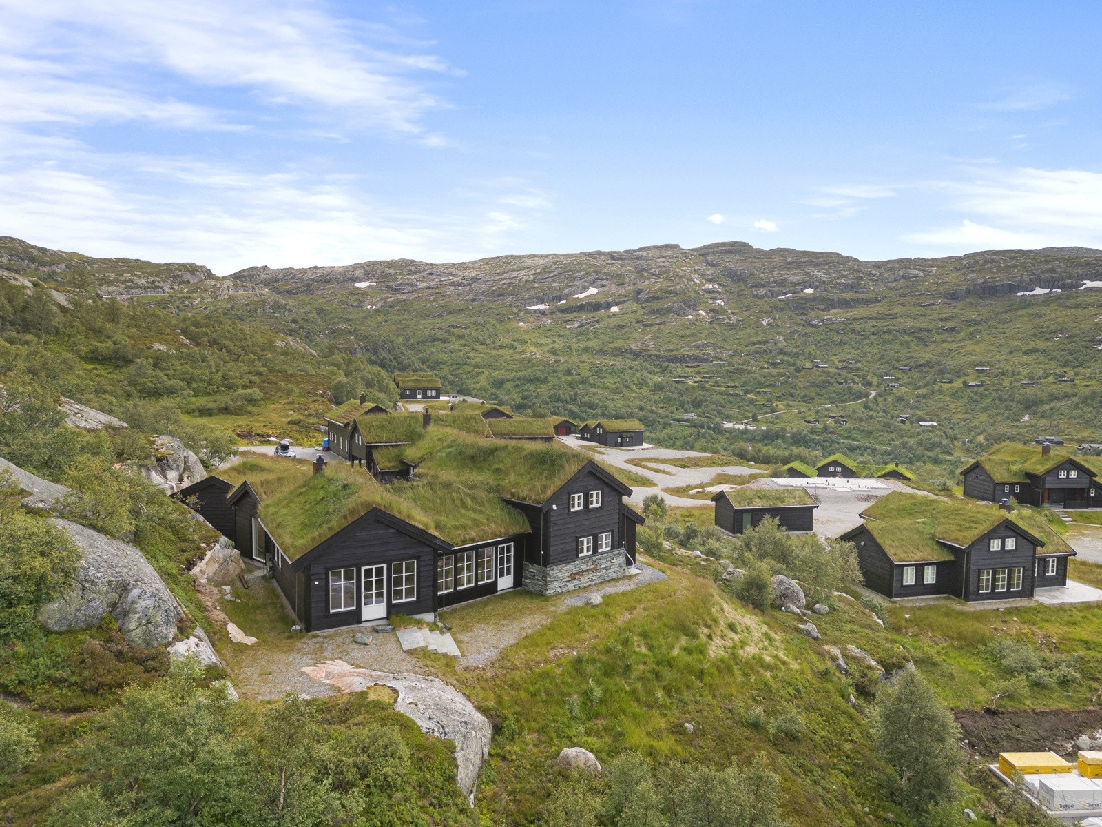Hytten ligger flott til øverst på hyttefeltet med fantastisk utsikt over omgivelsene. Galleribilde