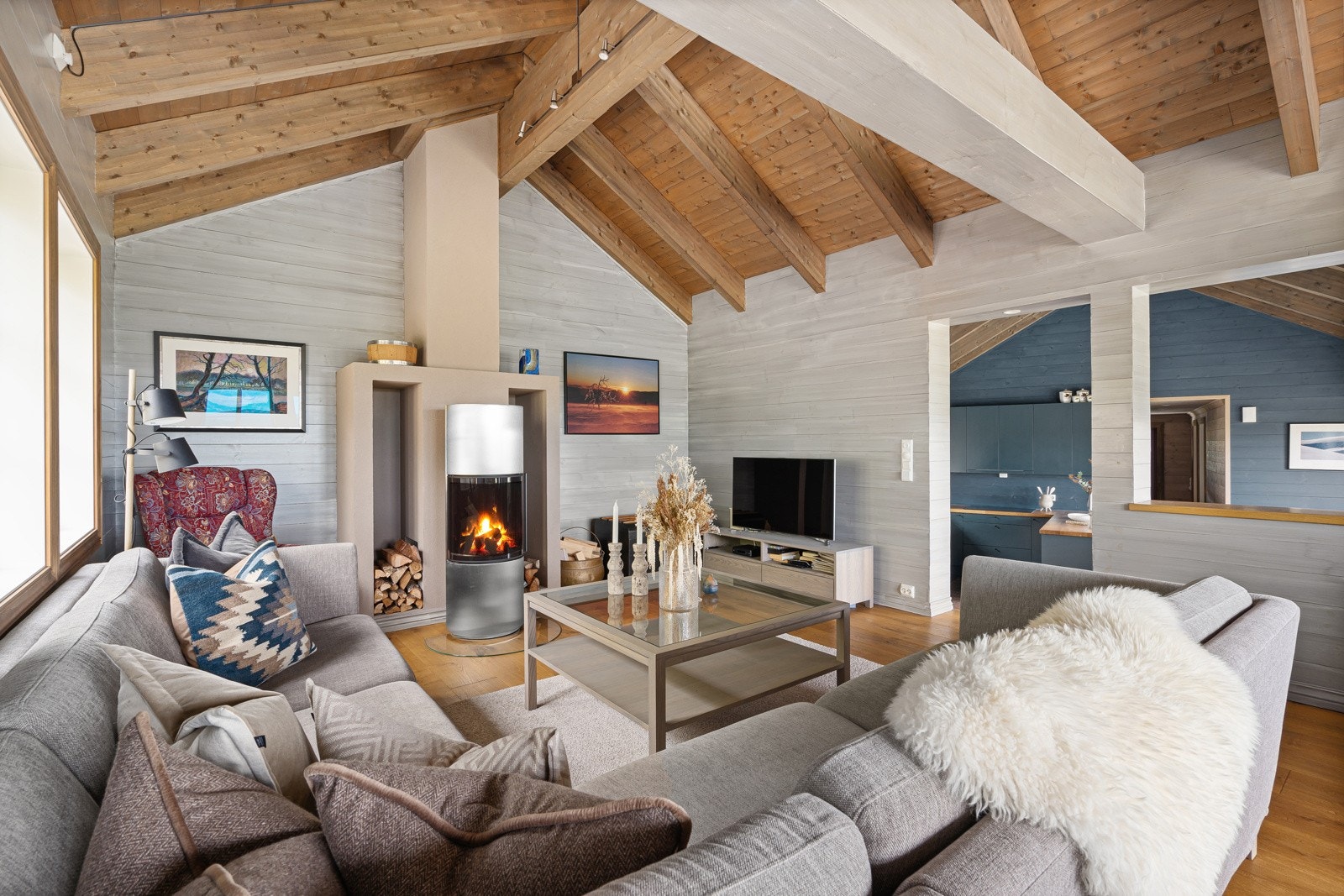 Sofakroken rundt peisen fungerer som et samlingspunkt for hele familien. Galleribilde