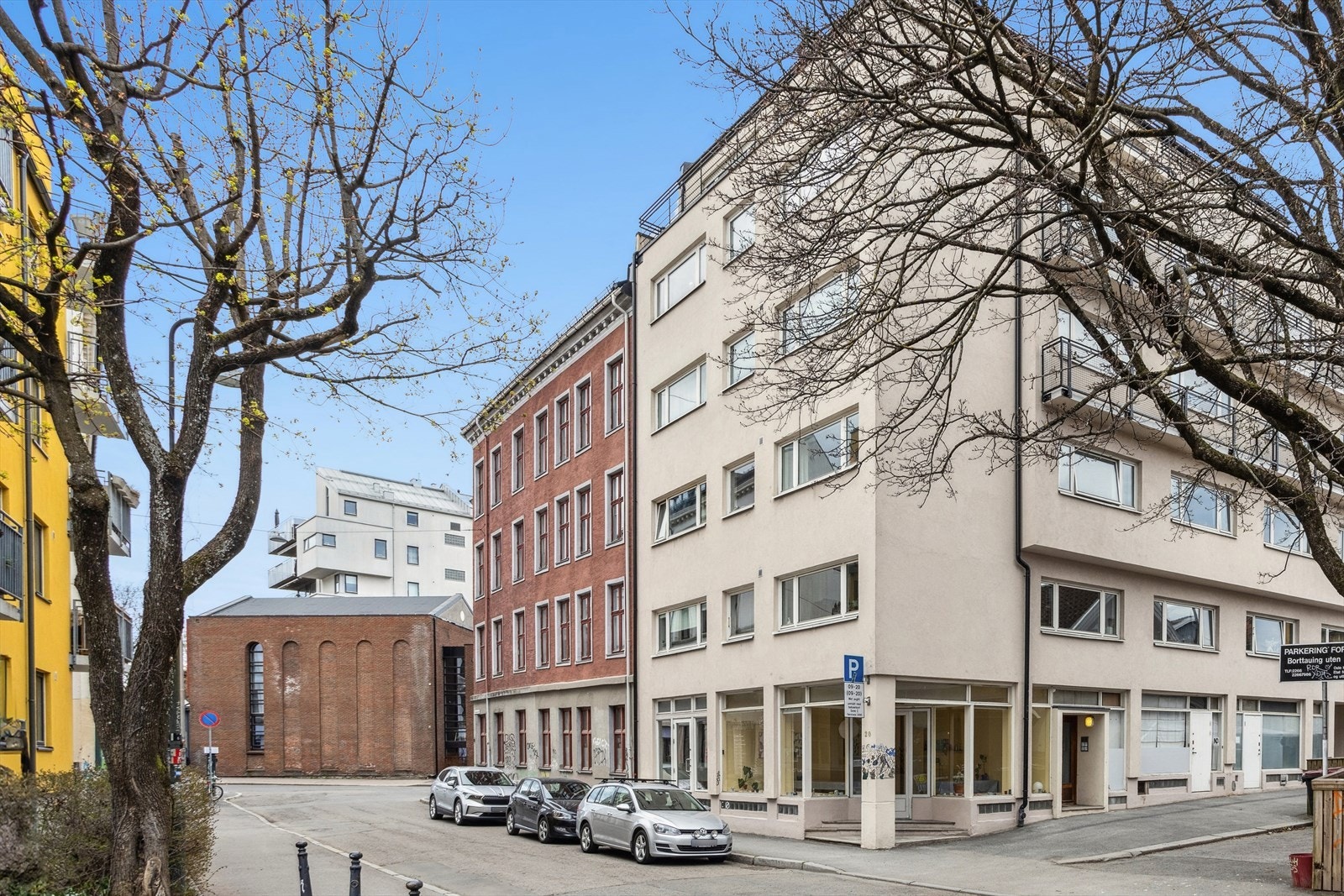 Leiligheten har en fin intern beliggenhet i 3.etasje, i en flott funkis-bygård fra 1930. Galleribilde