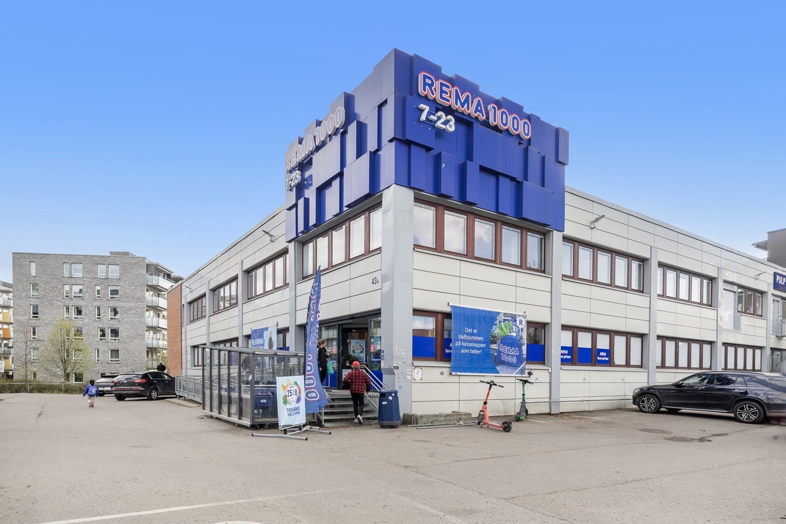 Ca. 2 minutts gange til nærmeste matbutikk. Galleribilde