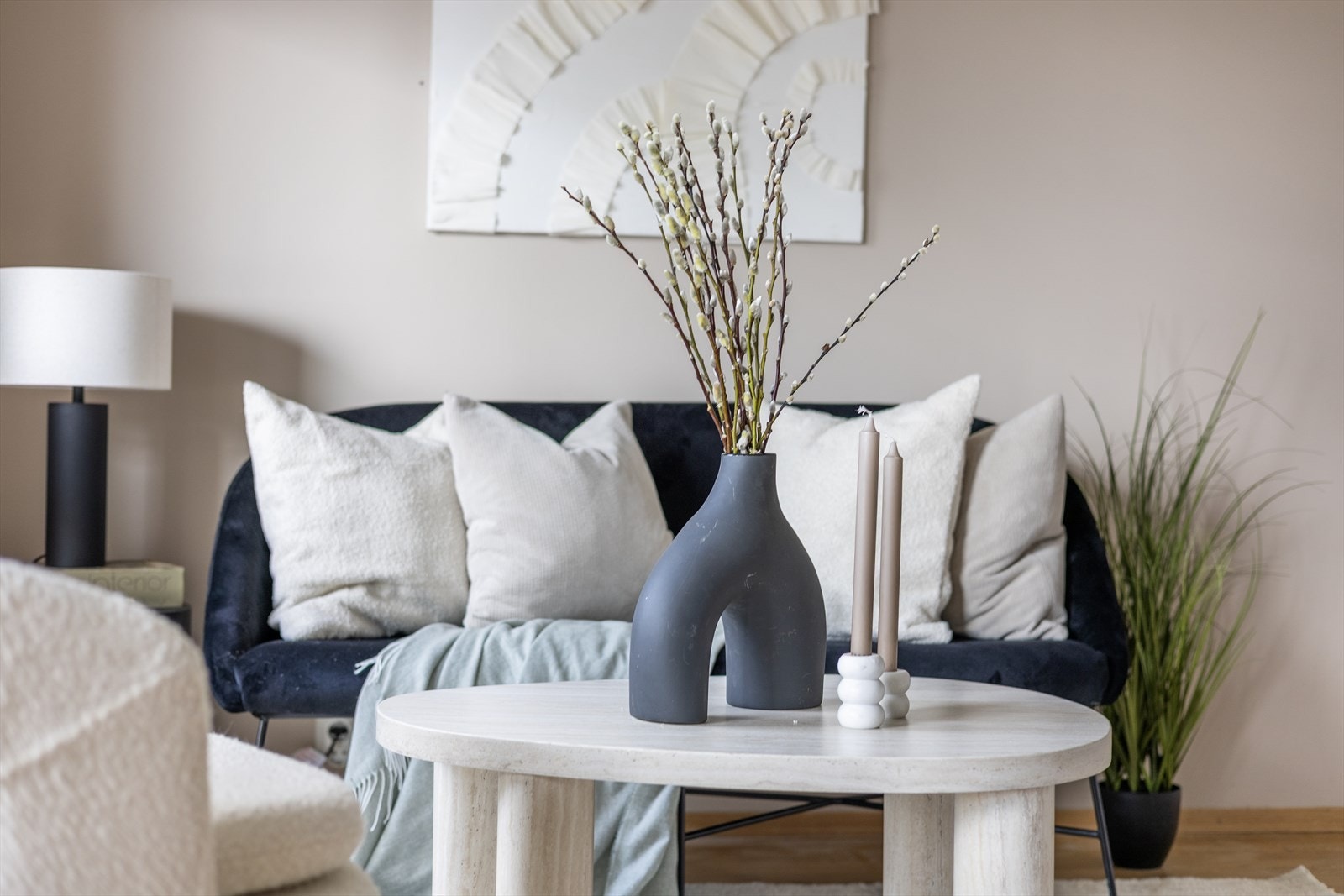 Det er gode møbleringsmuligheter i stuen, med plass til sofamøbler med tilhørende stuebord, multimedia og annet ønskelig møblement. Galleribilde