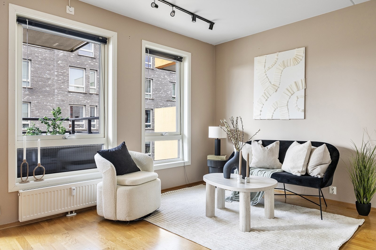 Velkommen til Hovinveien 43D presenter av Barry Khalidi og Mathias Skjeggedal! Galleribilde