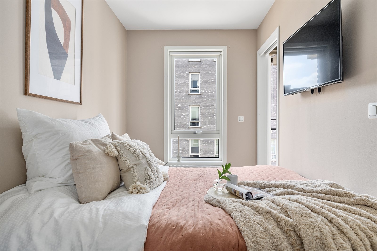 Rommet har en varm og behagelig stemning, perfekt for avslapning og god nattesøvn. Galleribilde