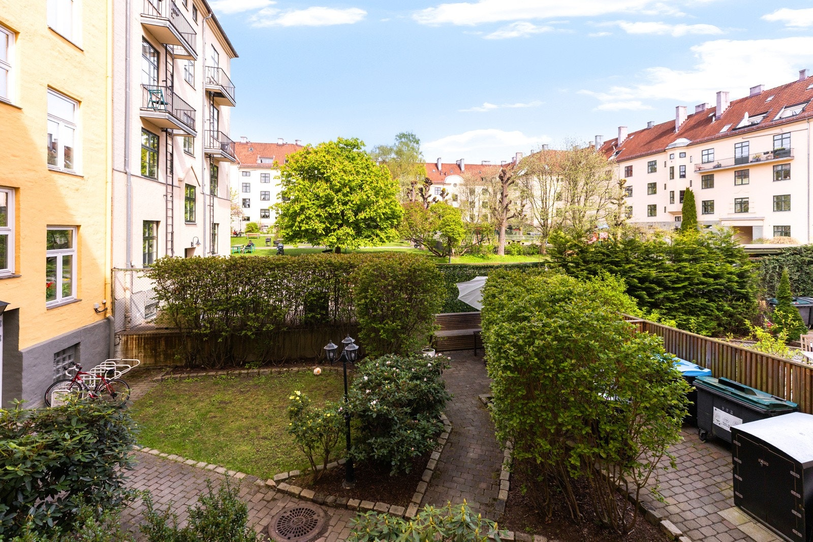 Fantastisk og hyggelig bakgård til glede for beboerne! Galleribilde