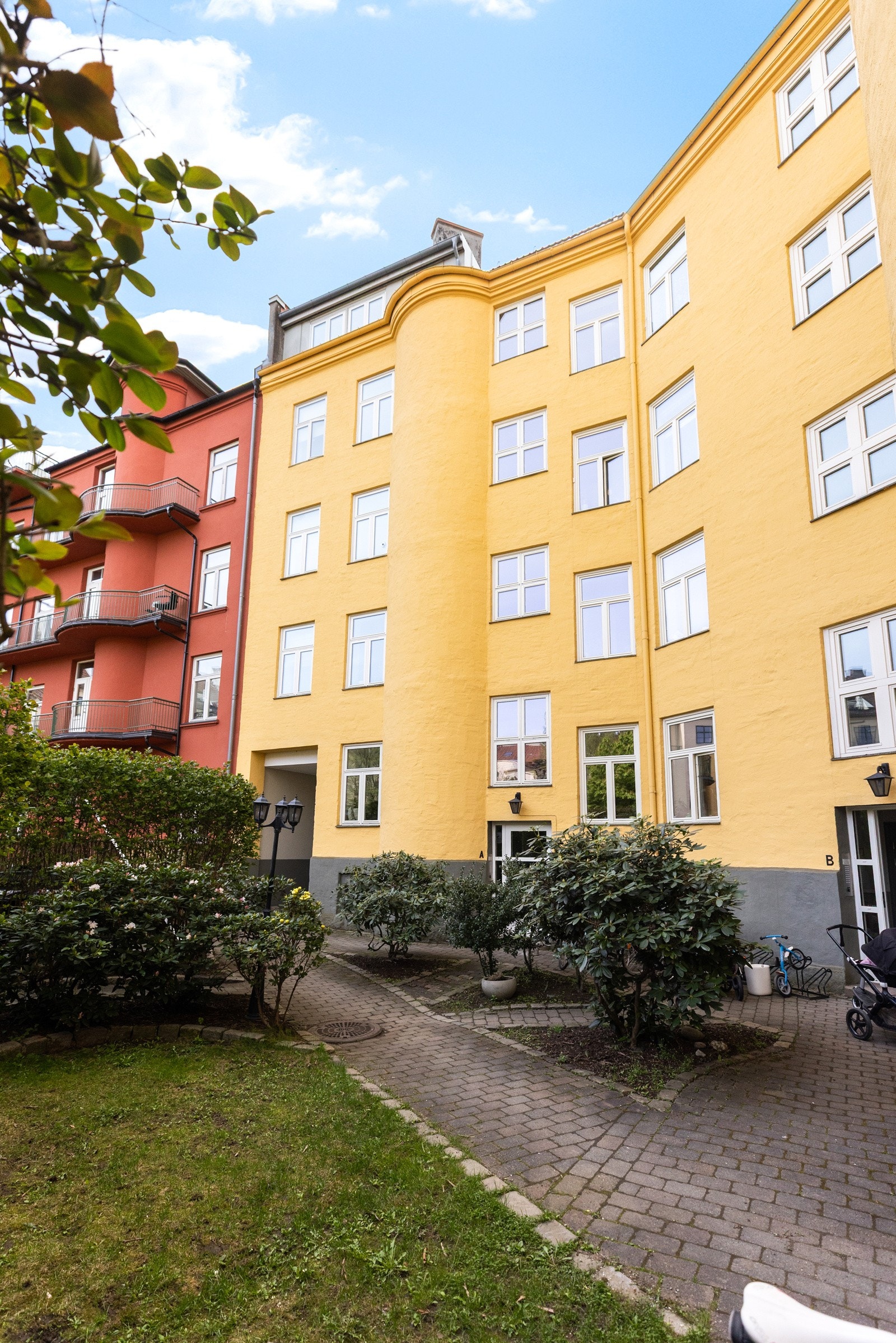 Fantastisk og hyggelig bakgård til glede for beboerne! Galleribilde