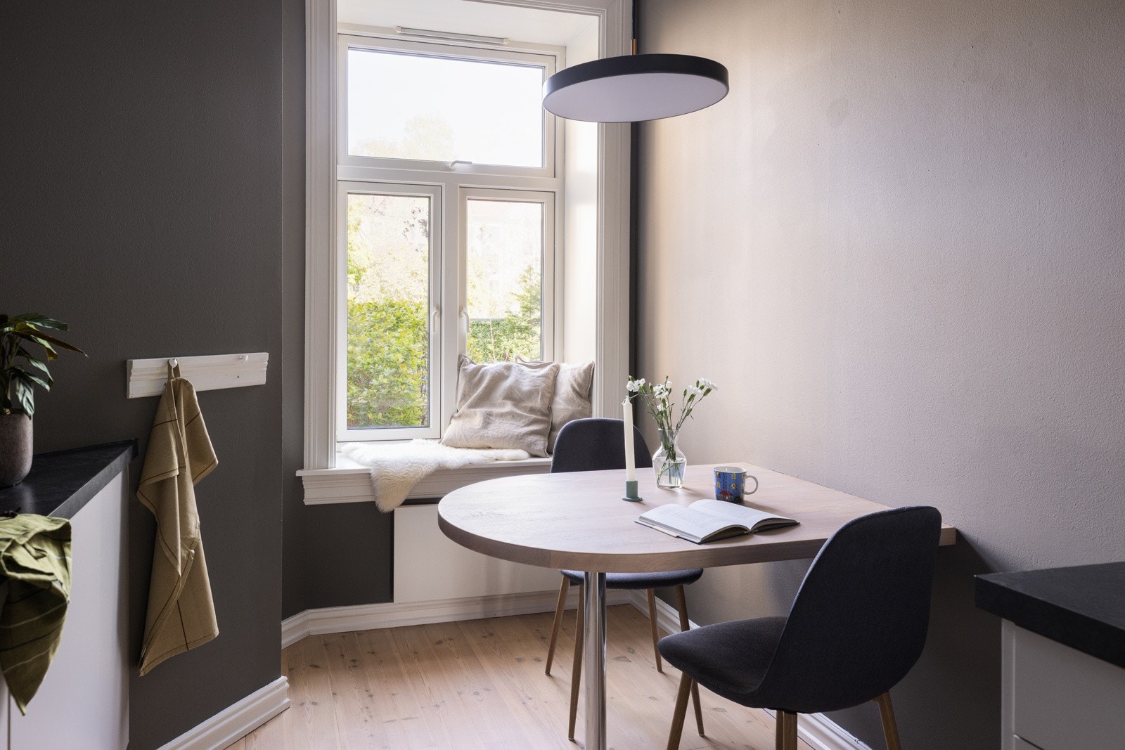 En herlig spiseplass på kjøkkenet - her får du muligheten til 2 spiseplasser i leiligheten, noe ikke mange kan by på. Galleribilde