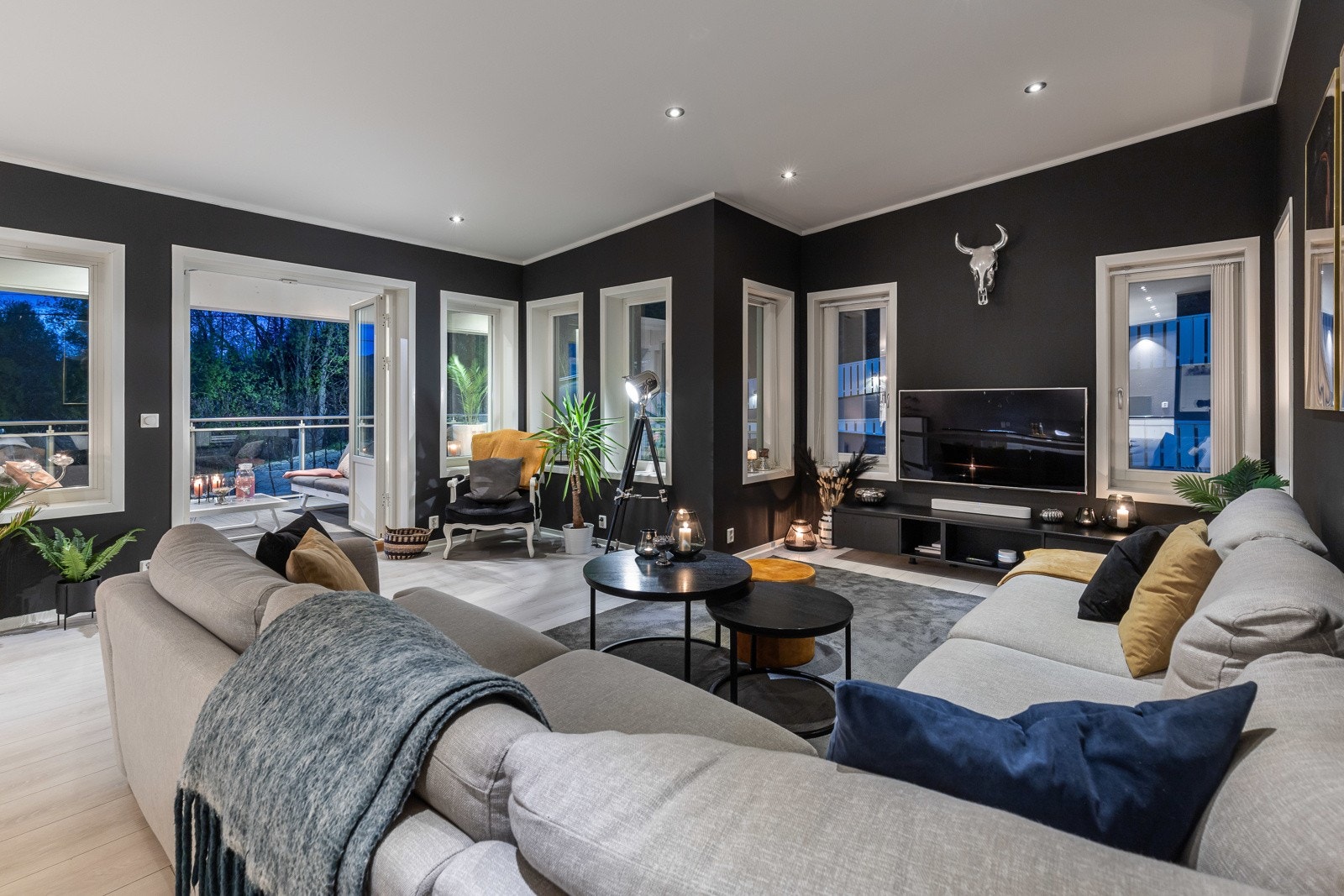 Lys og romslig stue med store vinduer og utgang til balkong. Galleribilde