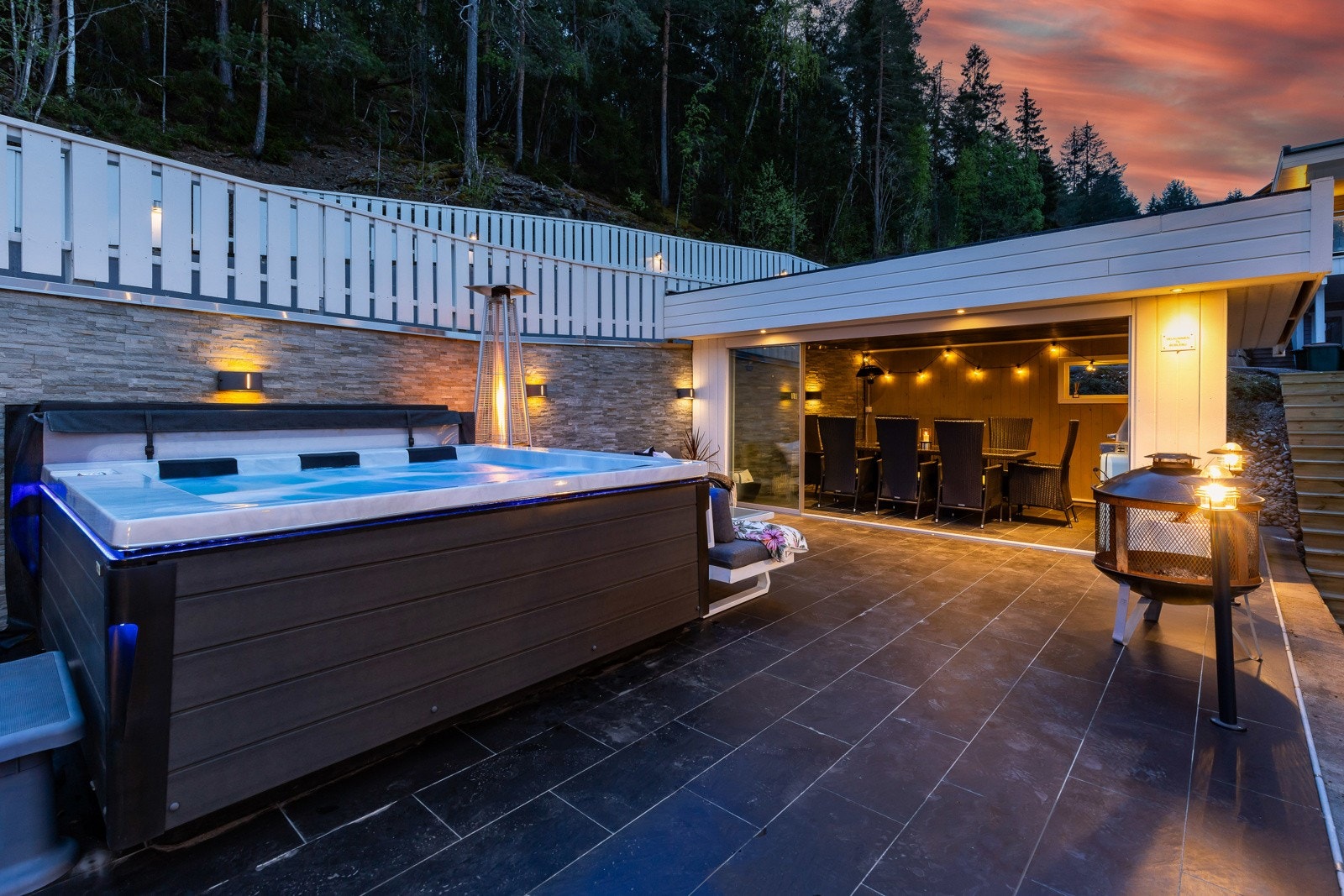 Utendørsområde med plass til boblebad, sittegruppe, grill og overbygget spiseplass. Boblebad medfølger ikke i salget. Galleribilde