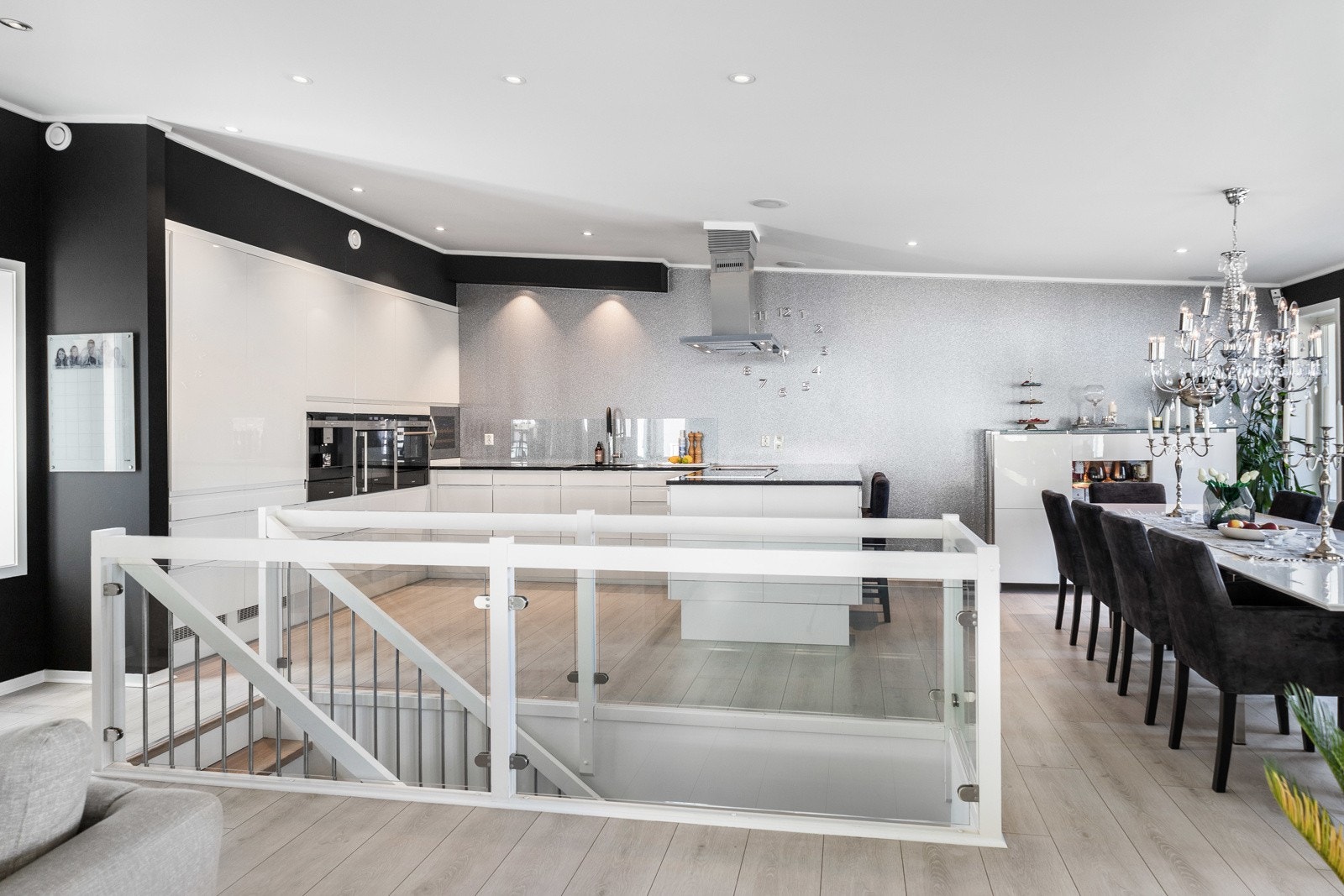 Lyst og moderne kjøkken med åpen planløsning mot spisestue. Galleribilde