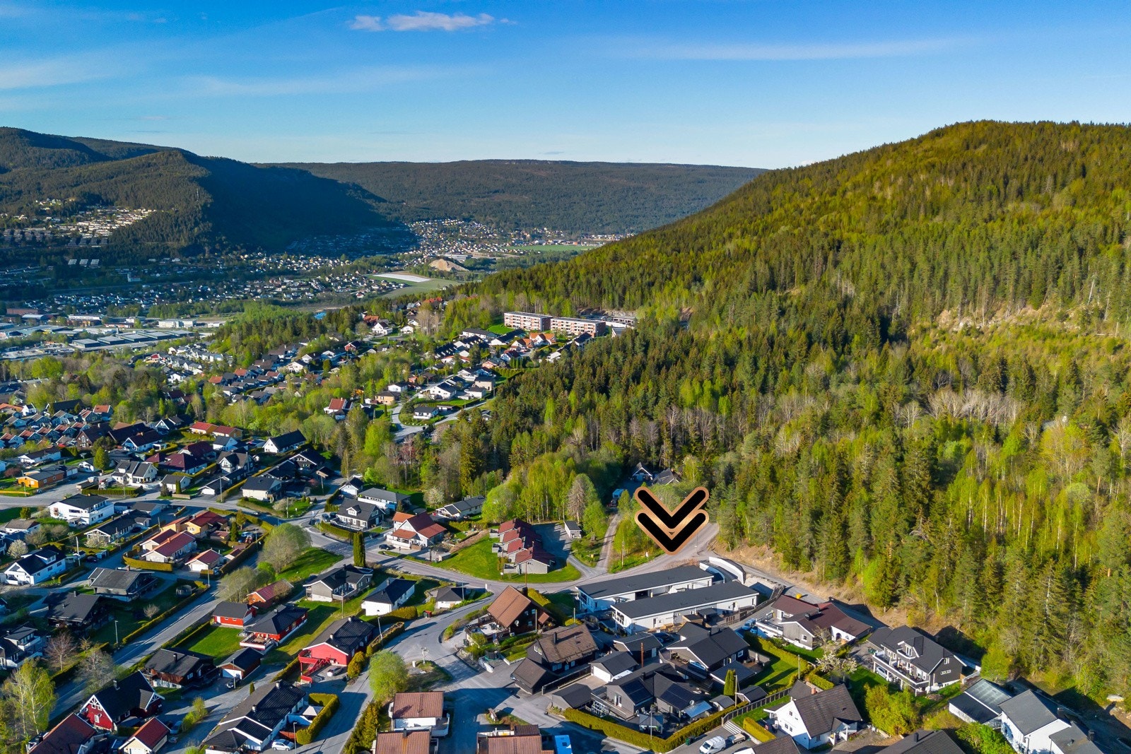 Boligen ligger i et rolig og naturskjønt område med flott utsikt over dalen og nærliggende skogsområder. Galleribilde