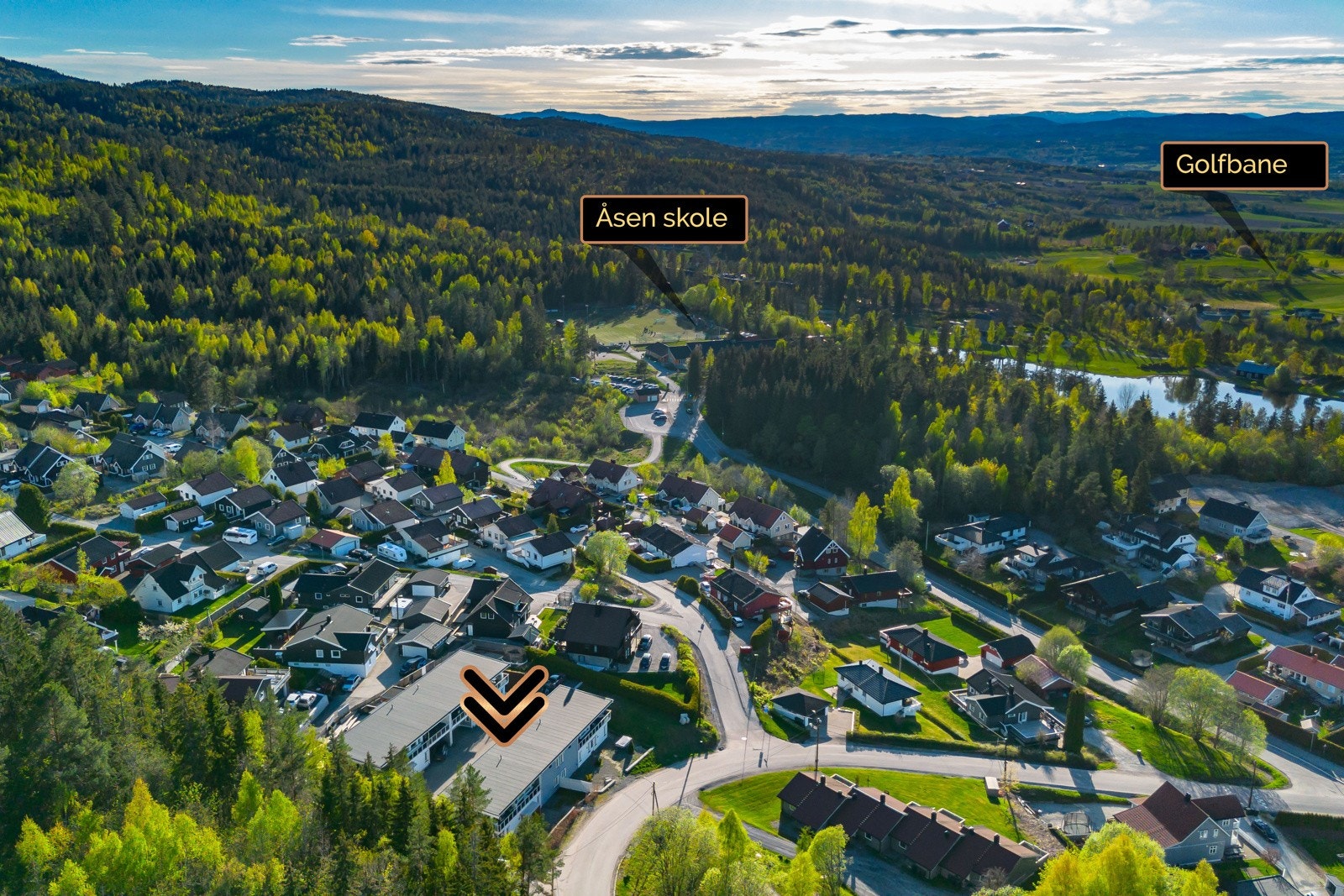 Boligen ligger i et rolig nabolag, nær Åsen skole og golfbane, omgitt av vakker natur. Galleribilde