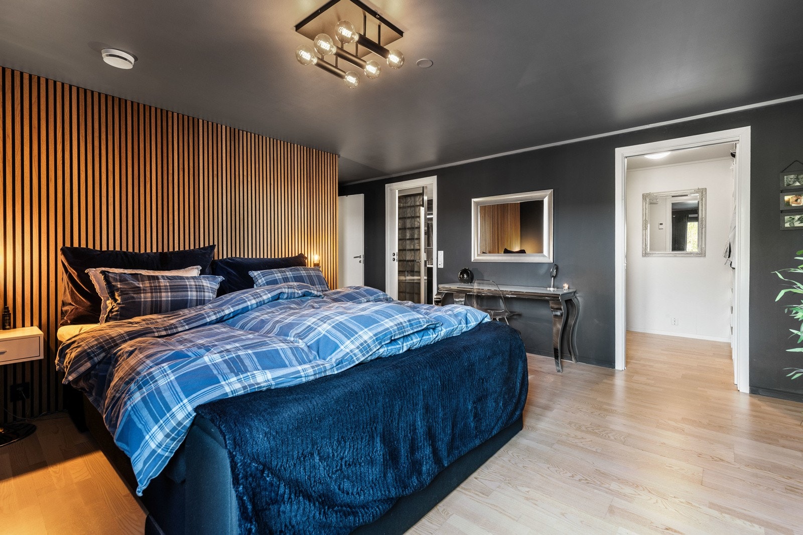 Hovedsoverommet har walk-in closet og ensuite bad. Galleribilde