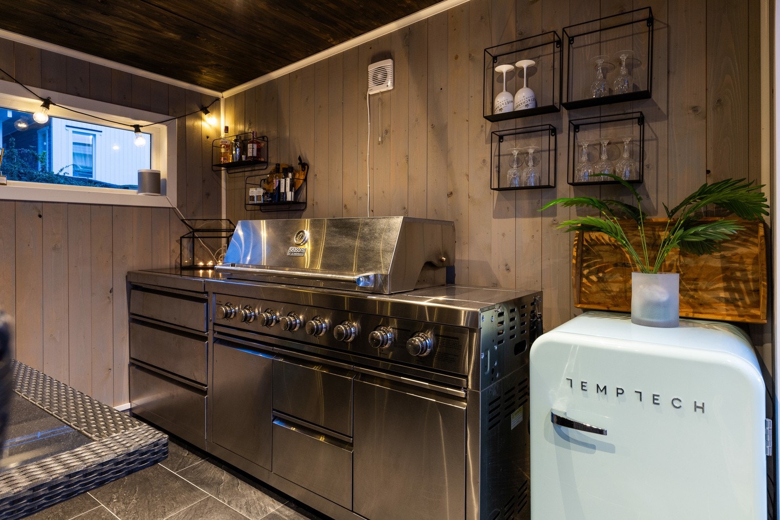 Utekjøkken med grill, kjøleskap og oppbevaringshyller. Galleribilde