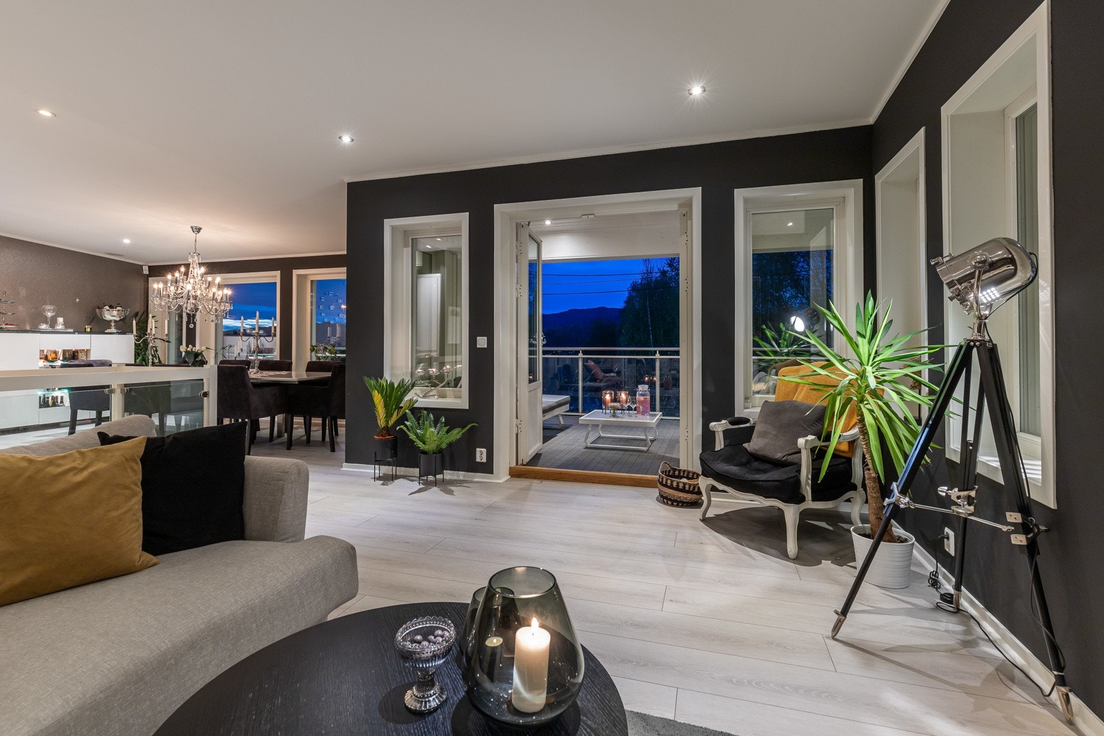 Lys og åpen stue med store vinduer og utgang til balkong. Galleribilde