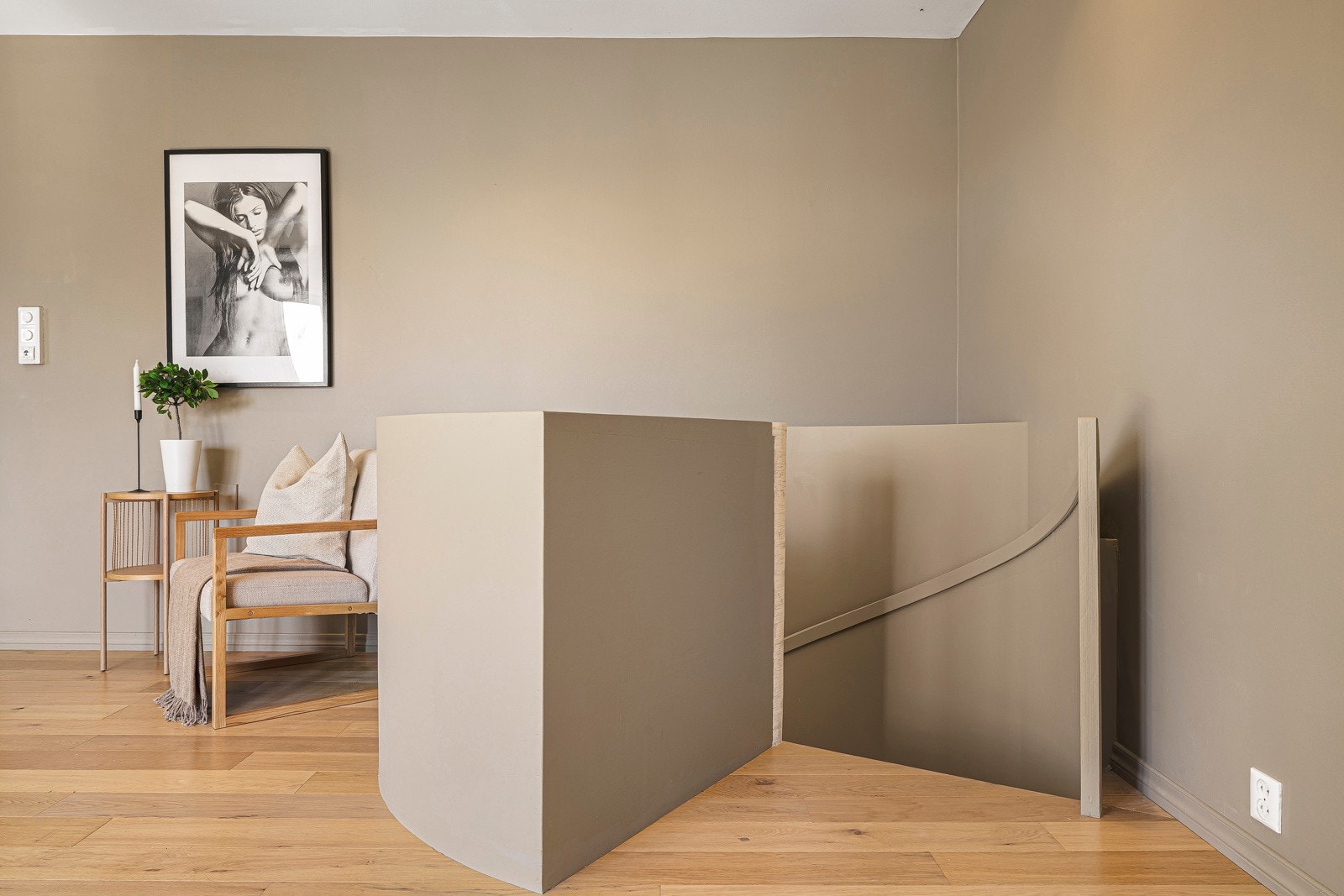 - Pen løsning med trapp til underetasjen - Galleribilde